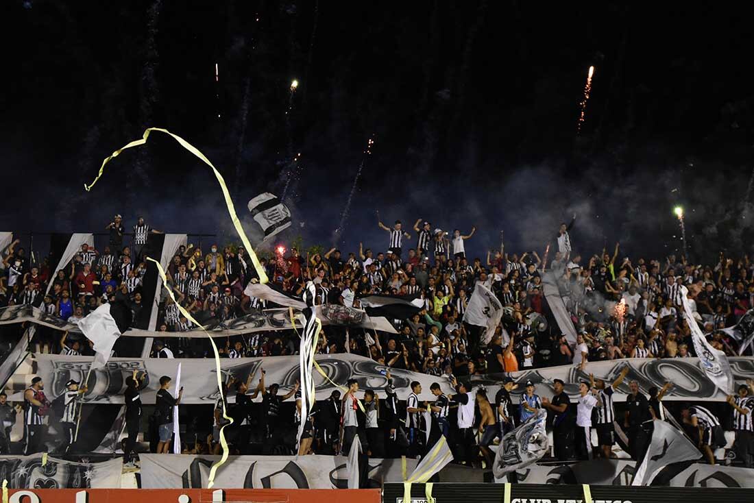 El color de la hinchada de Gimnasia, durante el partido del equipo mensana y Belgrano. Mariana Villa