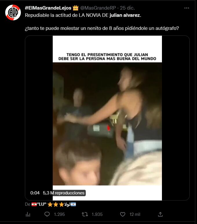 La novia del jugador tuvo un polémico gesto con los hinchas y fue duramente criticada