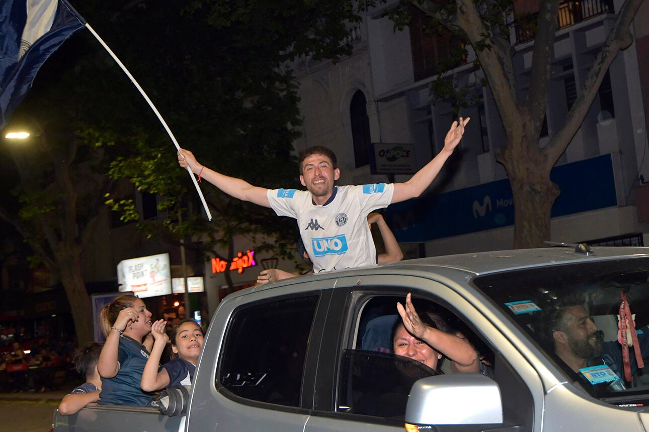 La alegría de los mendocinos hinchas de la Lepra que logró ascender a Primera Nacional. 
Foto: Orlando Pelichotti