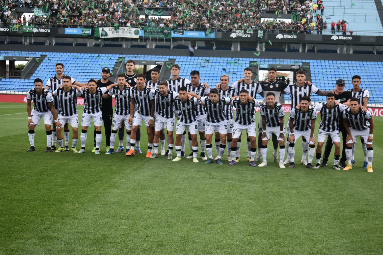 Todo el plantel de Gimnasia y Esgrima posa de cara a la gran final con San Martín de San Juan. / Gentileza: Prensa GyE.