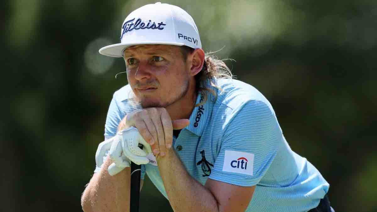 Oficiales de reglas del PGA Tour consideraron que Smith había jugado su bola desde el lugar equivocado, y recibió una penalización de dos tiros.