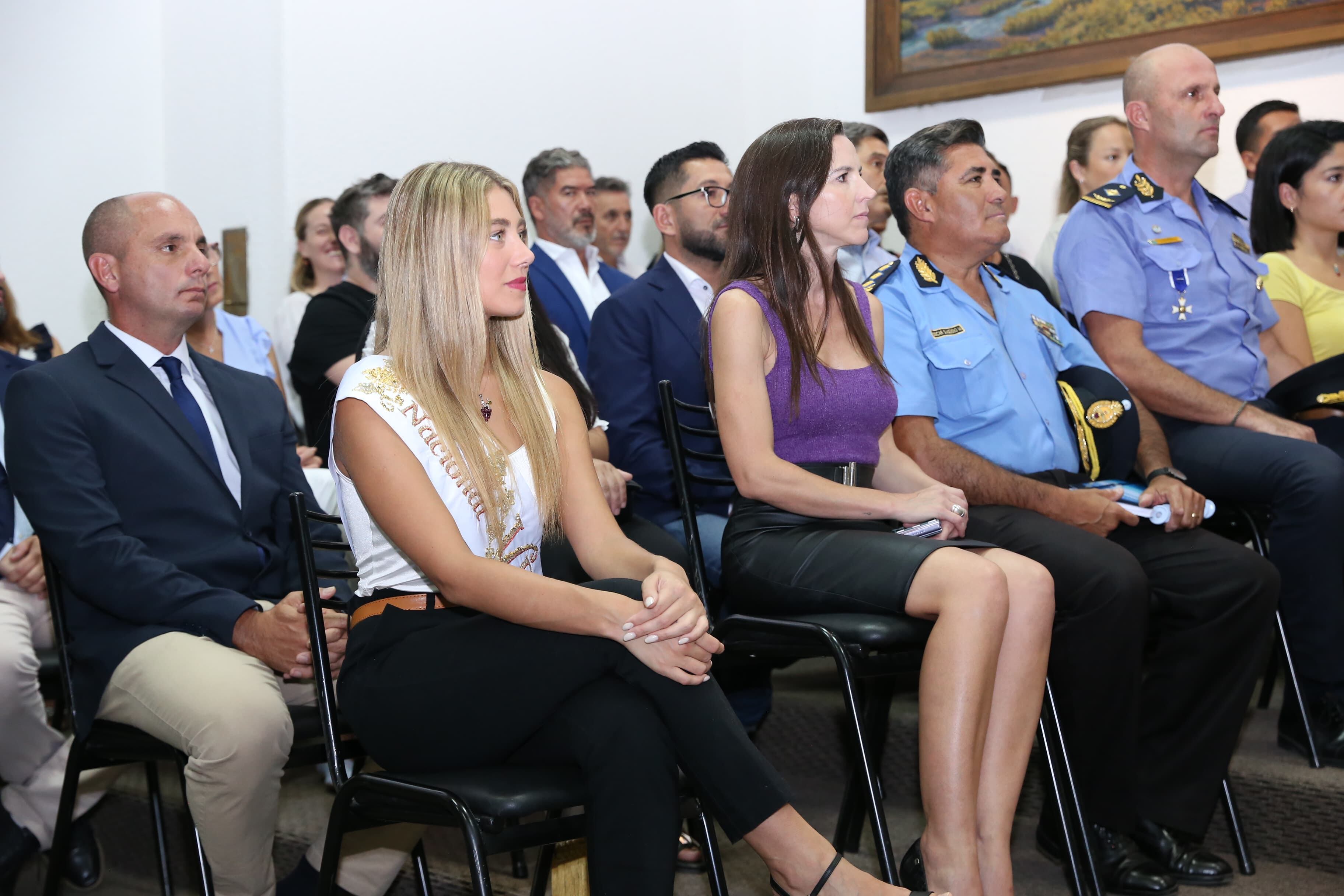 La ministra de Seguridad, Mercedes Rus junto a la Reina Nacional de la Vendimia, Agostina Saua. Foto: Prensa Municipalidad de la Ciudad de Mendoza.