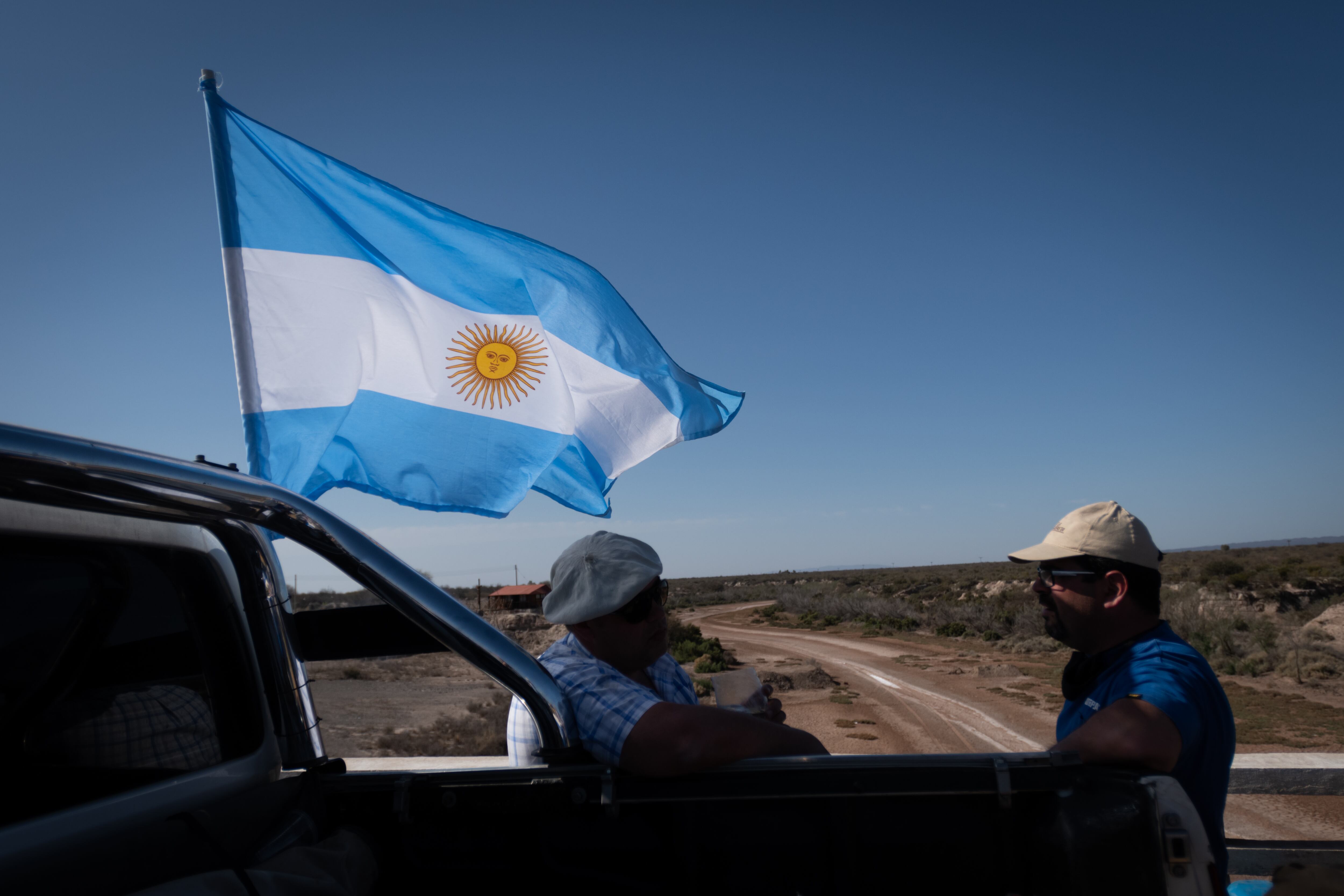 Dos productores charlan mientras dura el corte de tránsito.