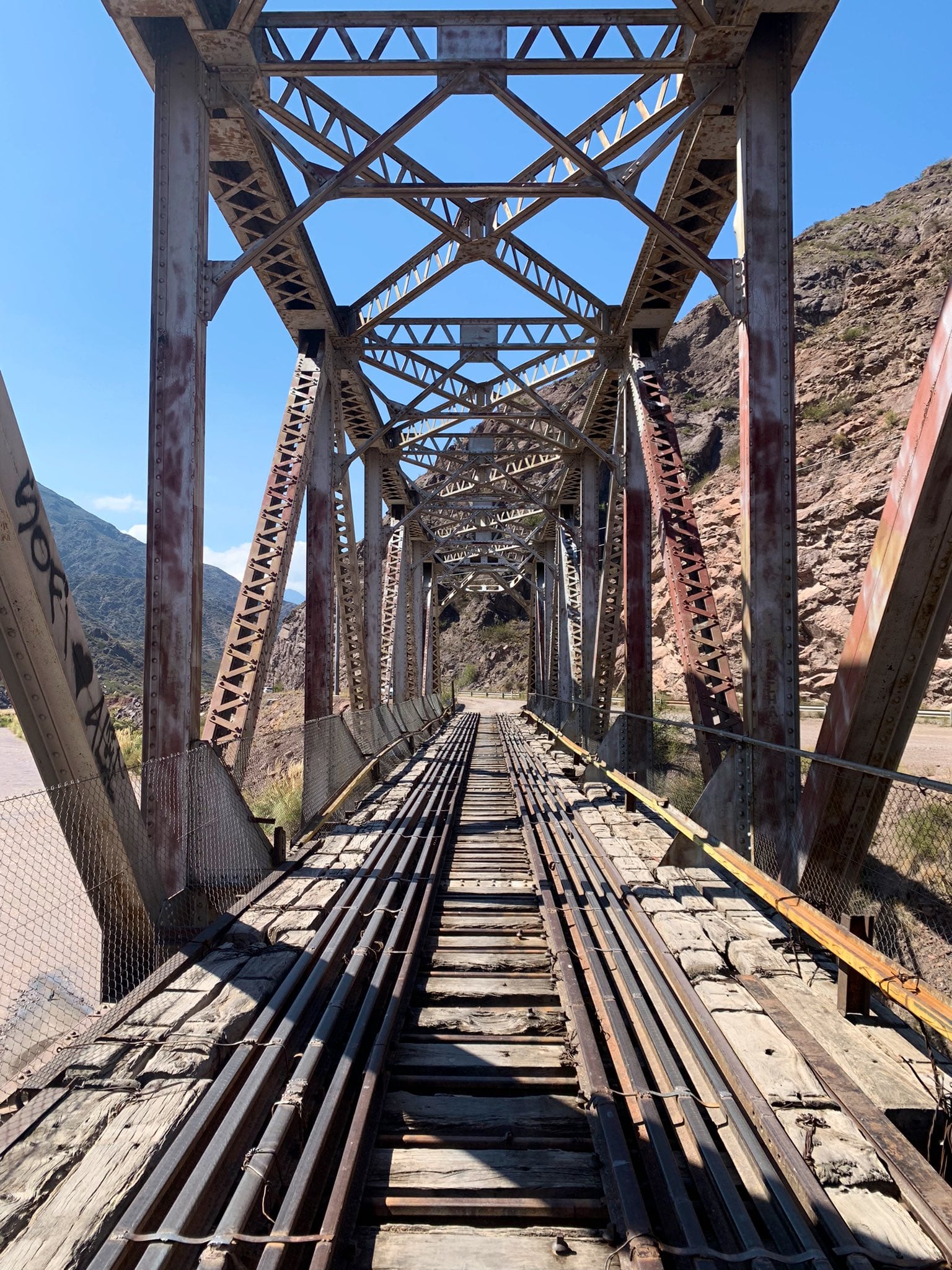 Un puente ferroviario con un siglo de antigüedad es la única vía de acceso a la Costa Norte del dique Potrerillos.