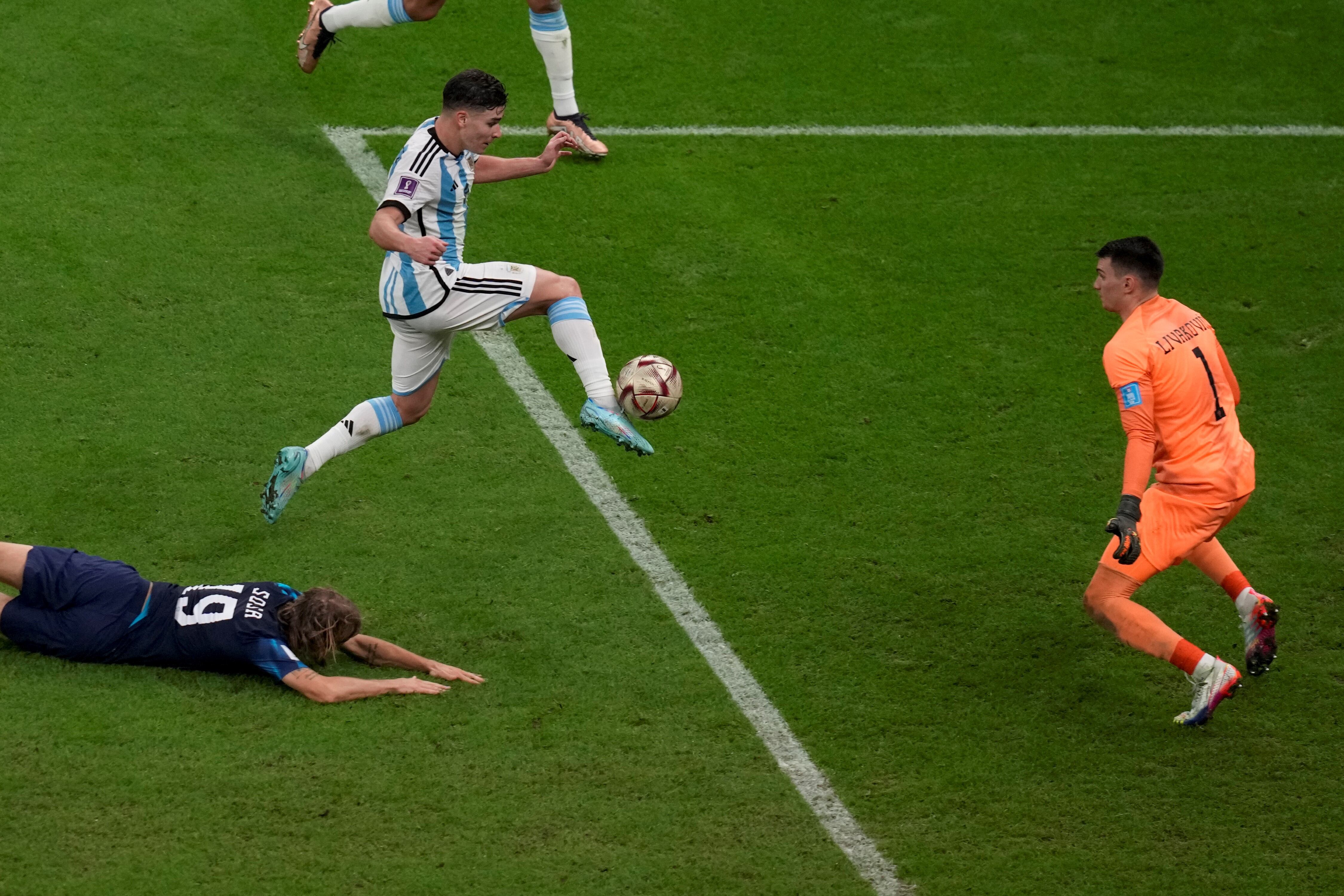 Julián Álvarez marcó dos goles en el triunfo de Argentina 3-0 sobre Croacia por las semifinales del Mundial Qatar 2022. (AP)