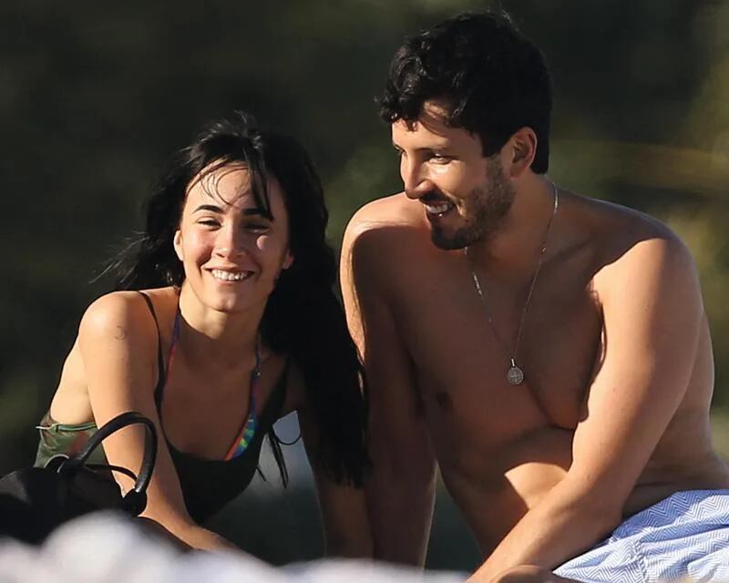 La pareja de cantantes vive un romance apasionado y hay fotos que lo demuestran