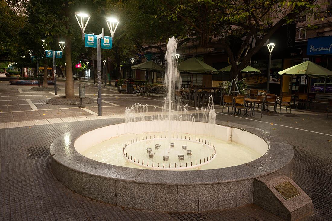 La Peatonal Sarmiento completamente vacía la mañana del 1° de mayo.