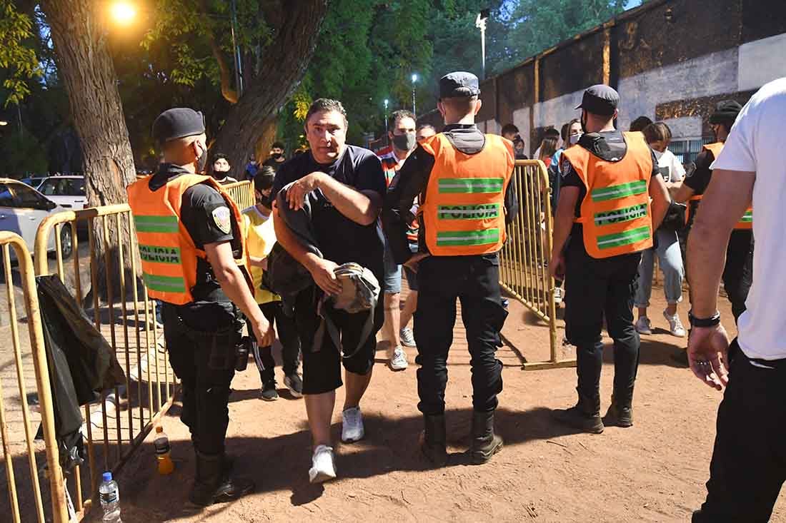 La policia controla el ingreso de los hinchas al estadio.
Foto José Gutierrez