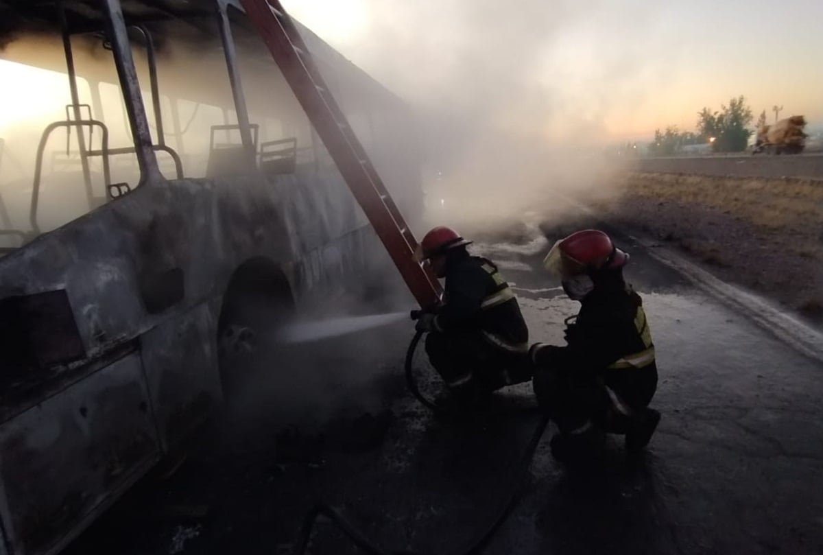 Colectivo de Nueva Generación prendido fuego en el Acceso Este (Prensa Ministerio de Seguridad)