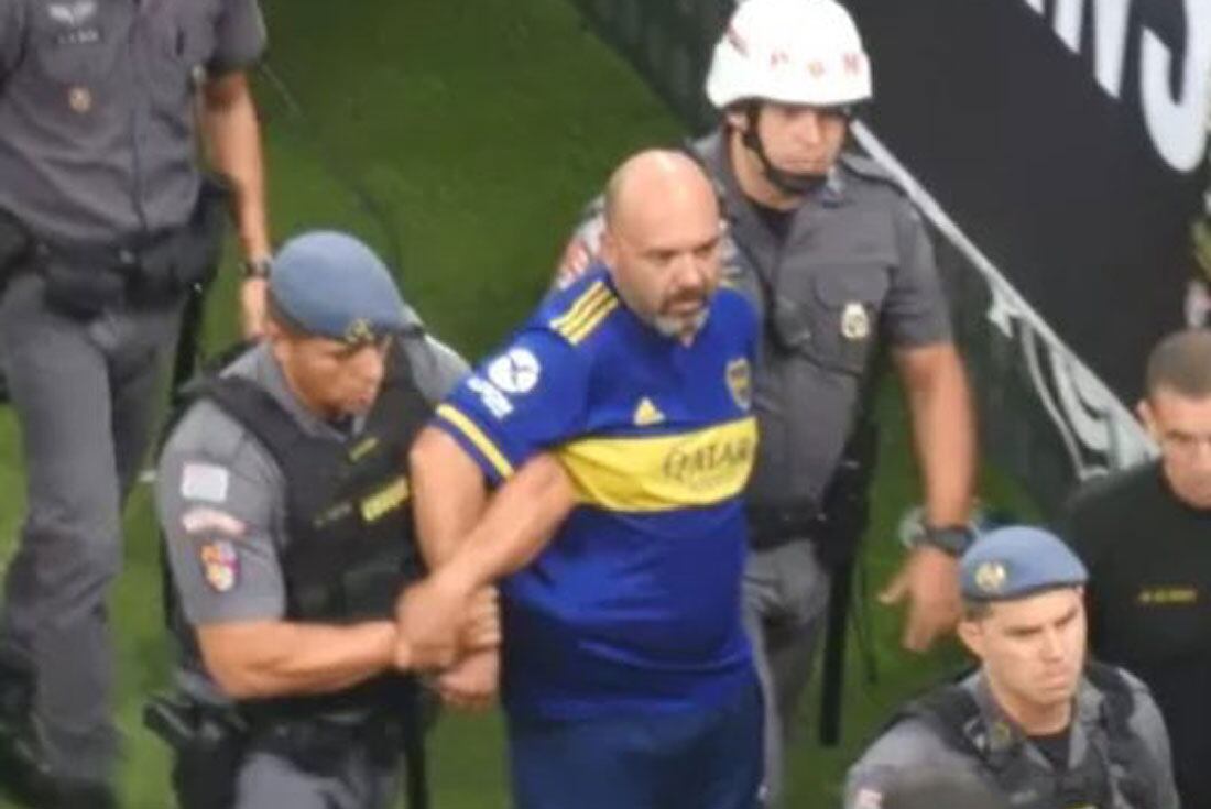 Así se llevaba la Policía al hincha de Boca que hizo gestos racistas en la tribuna en Brasil. (Captura de TV)