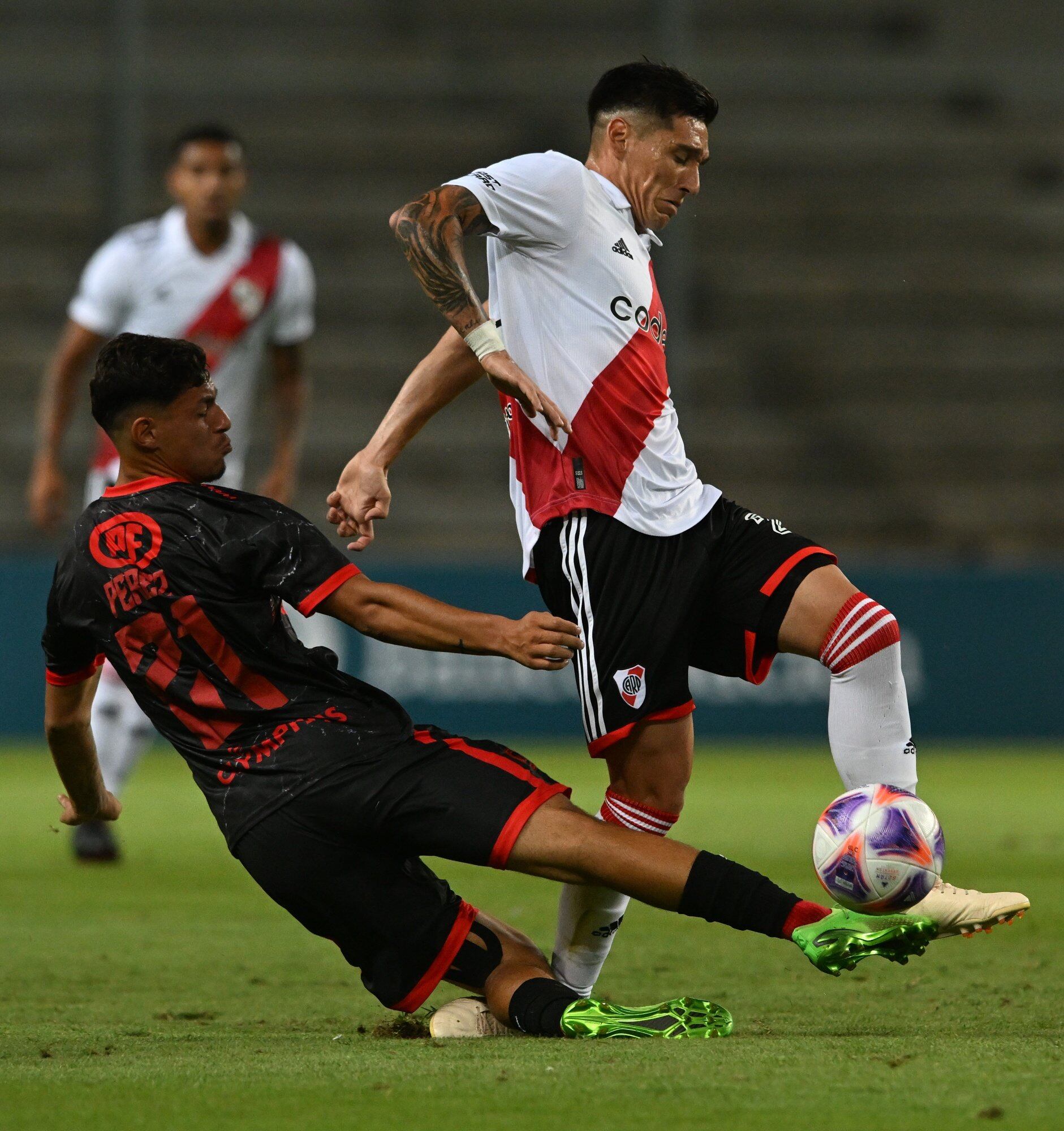 La imagen que preocupa al cuerpo técnico de River: el momento en el que Matías Kranevitter recibe una fuerte infracción que lo mandó a la clínica.