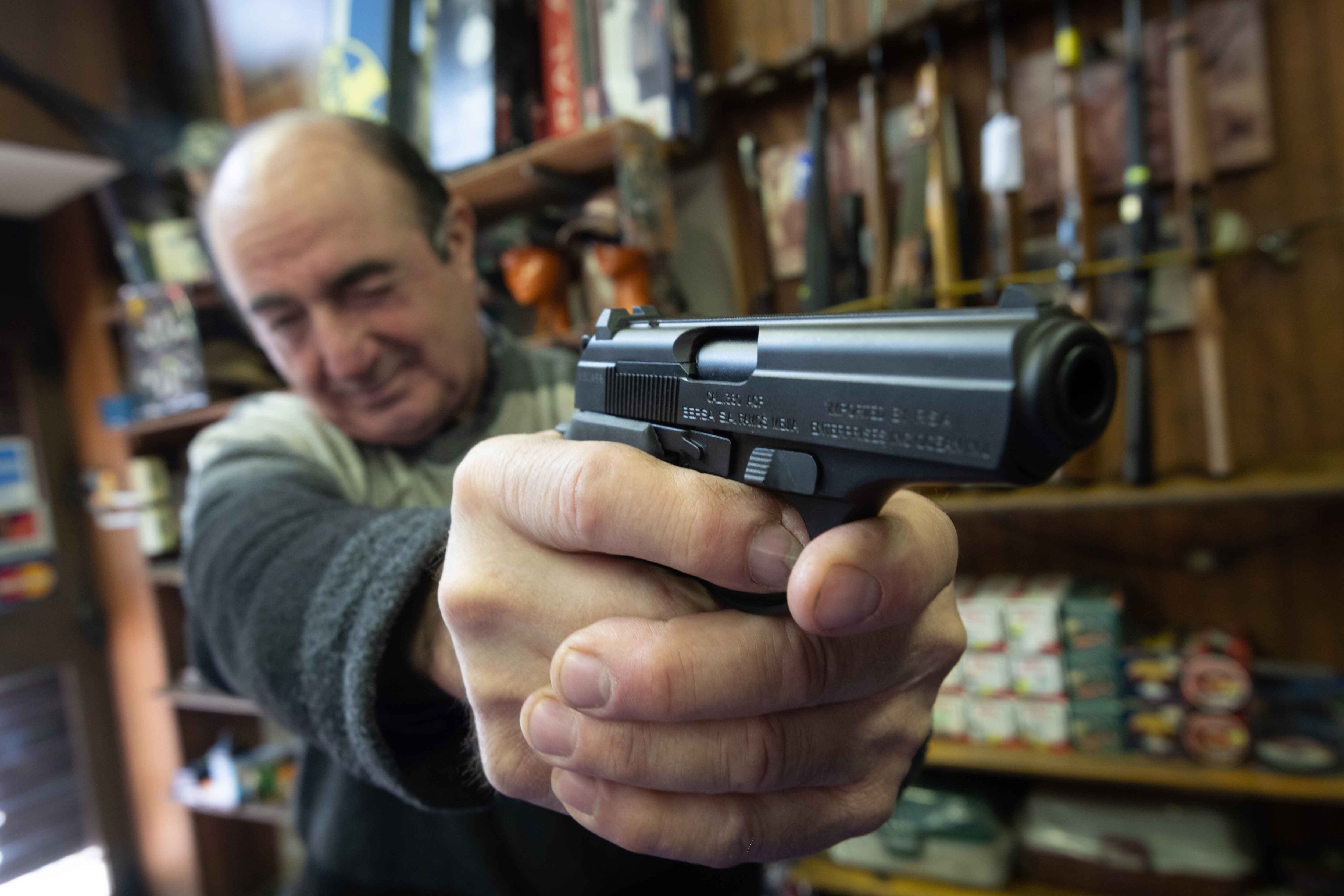 Armeria Cascarano
Jorge Cascarano muestra como es el arme que supuestamente utulizaron para atentar contra la vicepresidente Cristina Fernandez de Kirchner, una pistola Bersa .380 A.C.P. 

Foto: Ignacio Blanco / Los Andes 