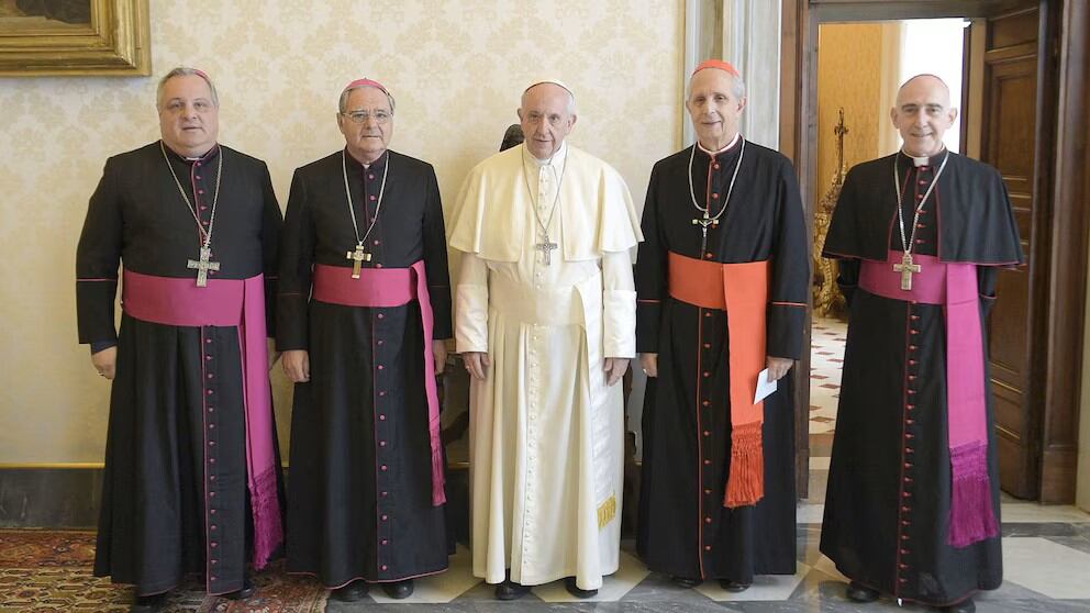 Los obispos Marcelo Daniel Colombo, Oscar Vicente Ojea, junto al papa Francisco y el cardenal Poli y Carlos Malfa