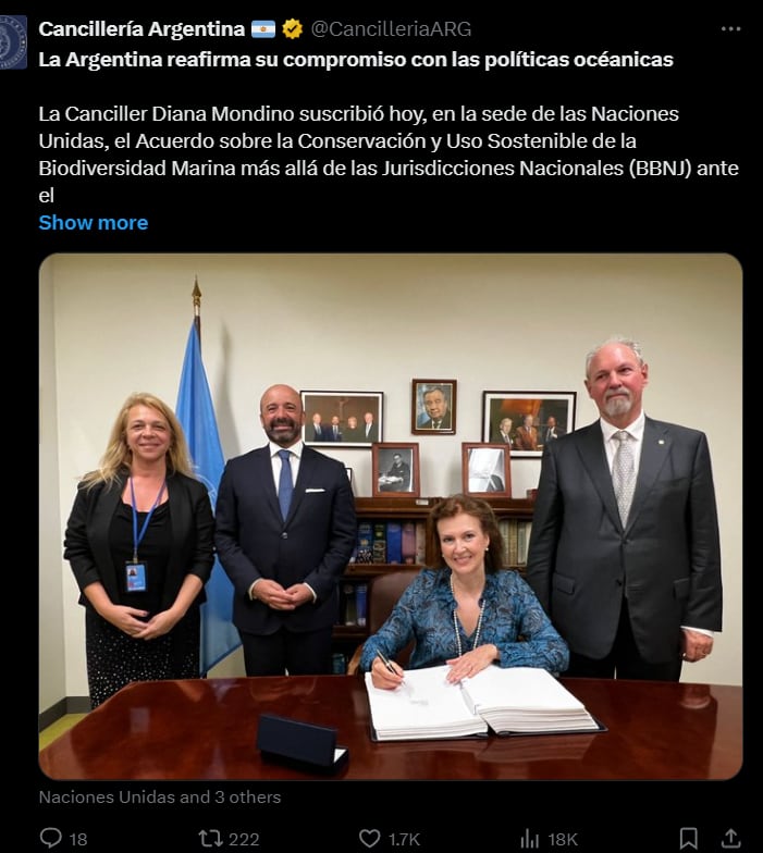 Mondino, al firmar el Acuerdo, flanqueado por el asesor jurídico de la ONU, Miguel Serpa Soares, y el embajador argentino ante la organización, Ricardo Lagorio. Captura: X / @CancilleriaARG