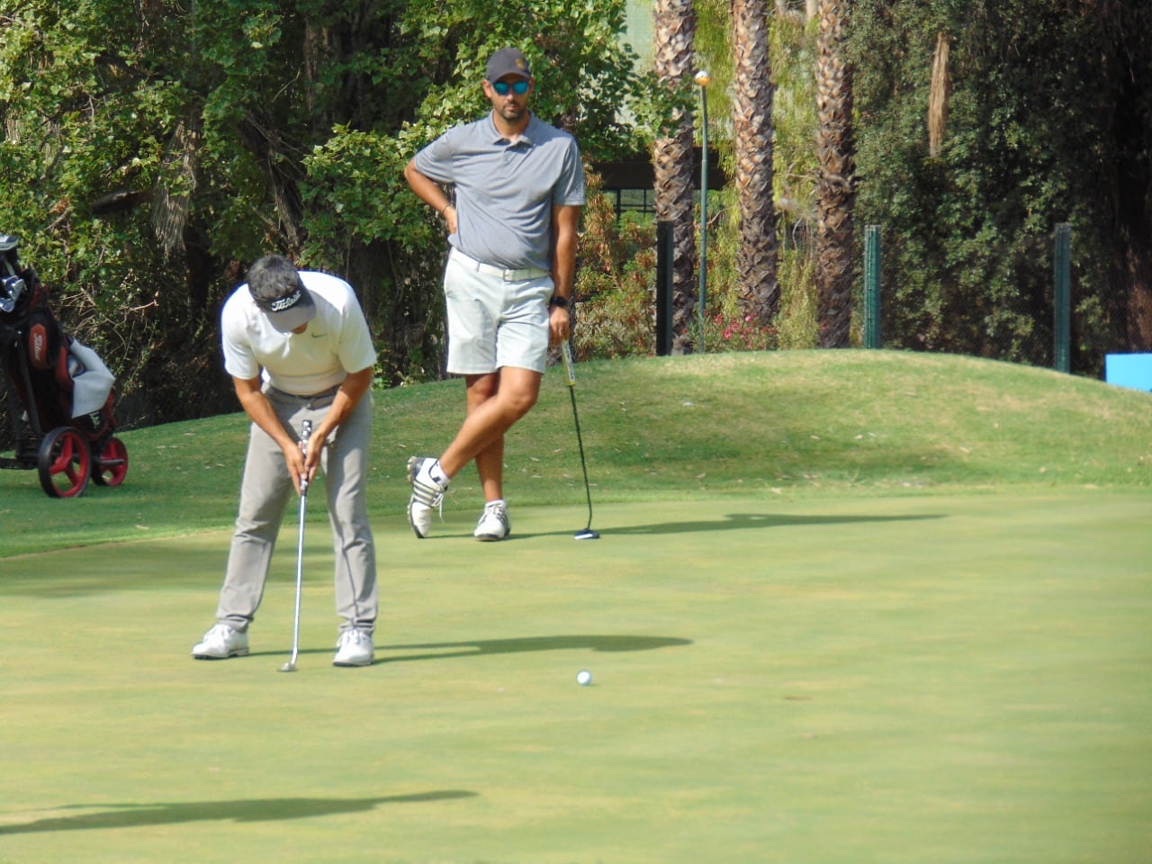 Vendimia 2022. Octavio Burgos, de fondo Sebastián Vetere /Gentileza Golf Club Andino