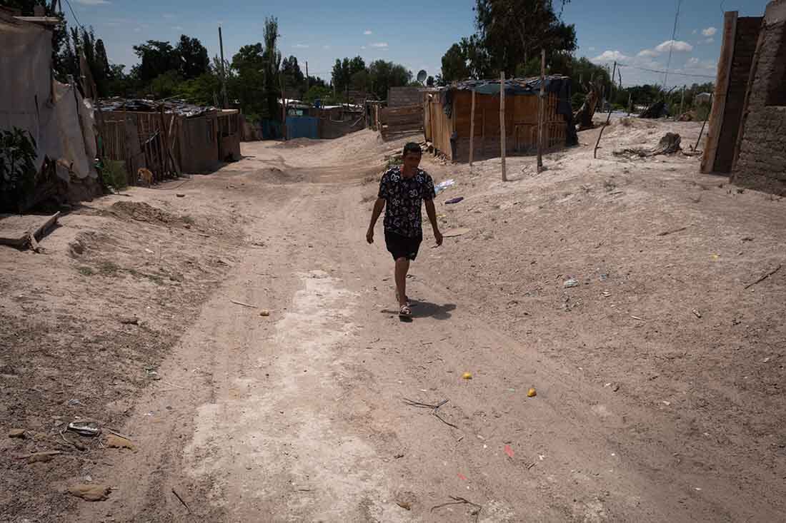 Alfredo Infante camina por el asentamiento Las Viñas, Alfredo trabaja en la construcción y no le alcanza el dinero para poder llegar a fin de mes.

La Universidad Católica Argentina dio a conocer la cifra de la pobreza en Argentina es el 44,2%.  Foto Ignacio Blanco