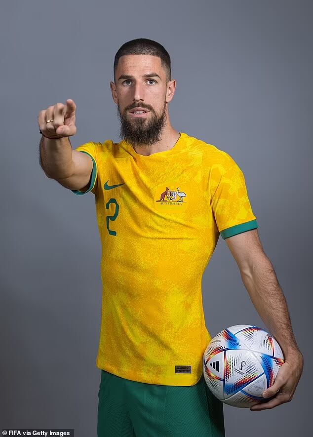 Miloš Degenek representando a Australia