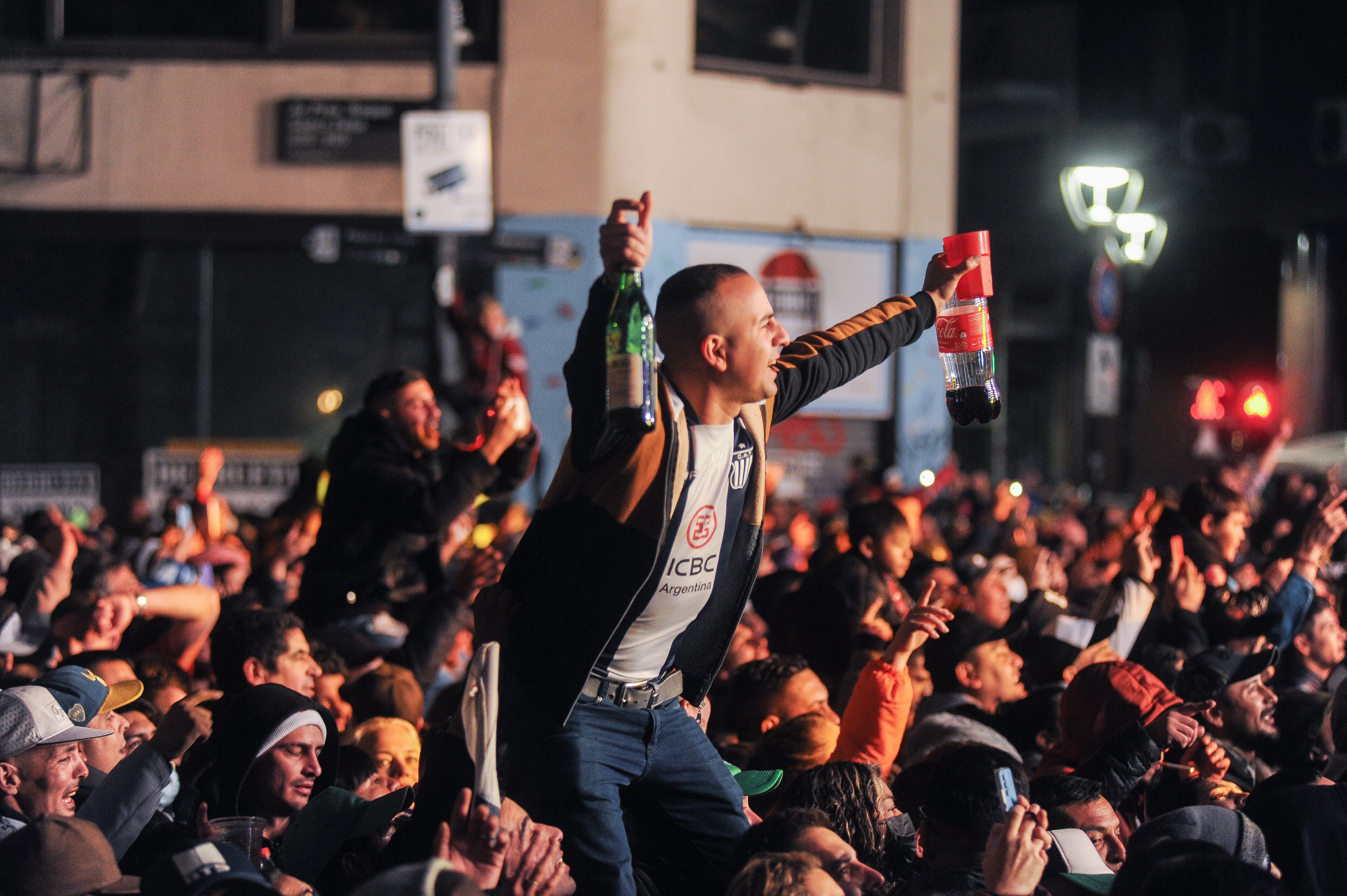 Carlos La Mona Jiménez tocando en el Obelisco ciudad de Buenos Aires
Foto Federico Lopez Claro