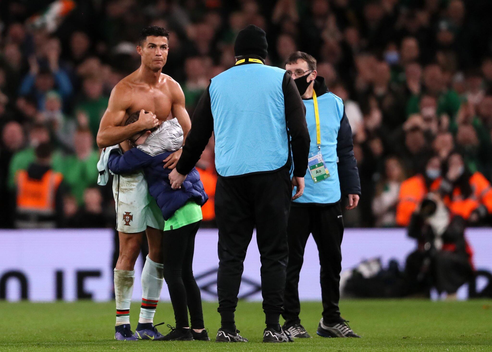 La nena recibió la camiseta de CR7 y el más lindo de los abrazos.