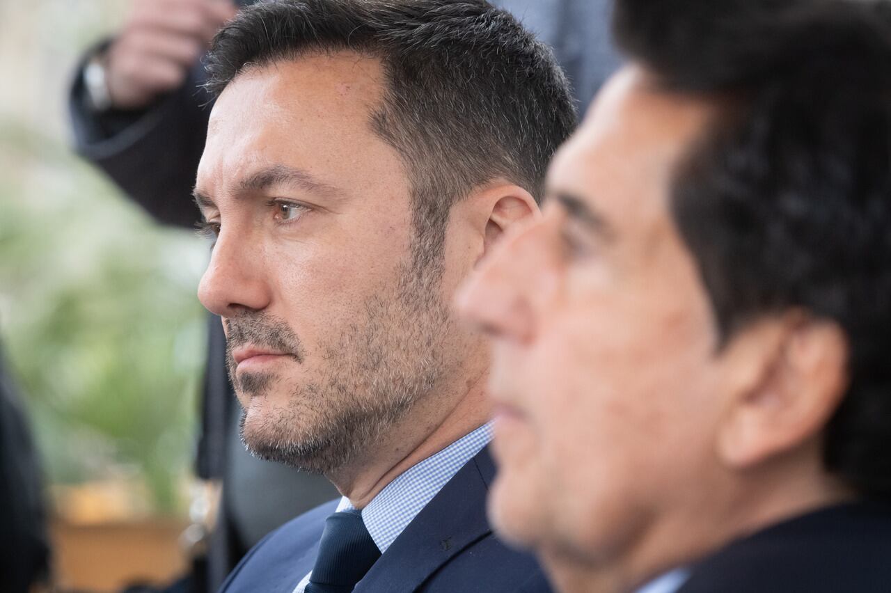 Luis Petri junto a Carlos Melconian, durante la visita del economista a Mendoza, en el marco de la campaña nacional. /Foto: Ignacio Blanco / Los Andes

