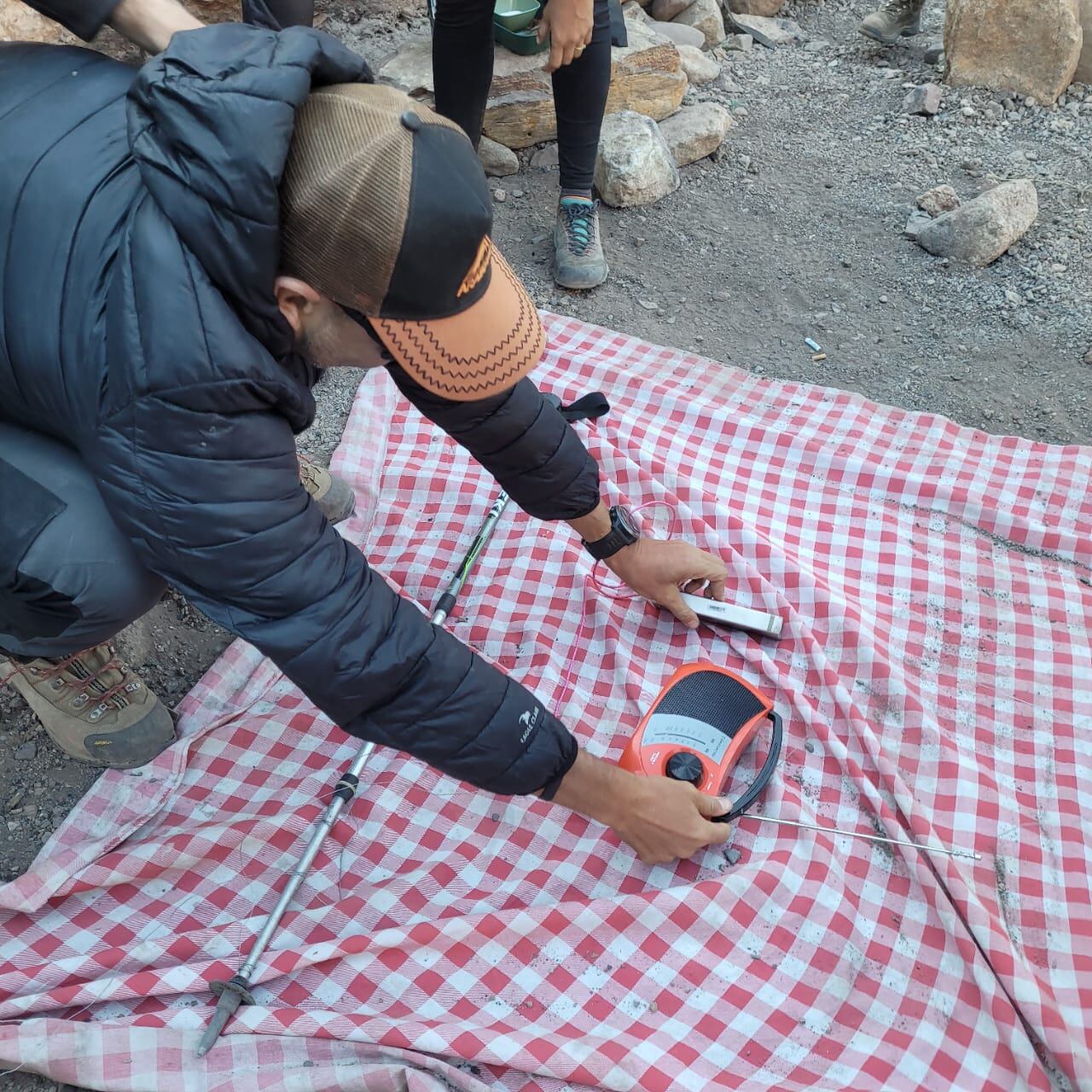 Con alambre y bastones de trekking como antena, escucharon el partido de Argentina en plena montaña y así festejaron. Foto: Daniela Porcellana