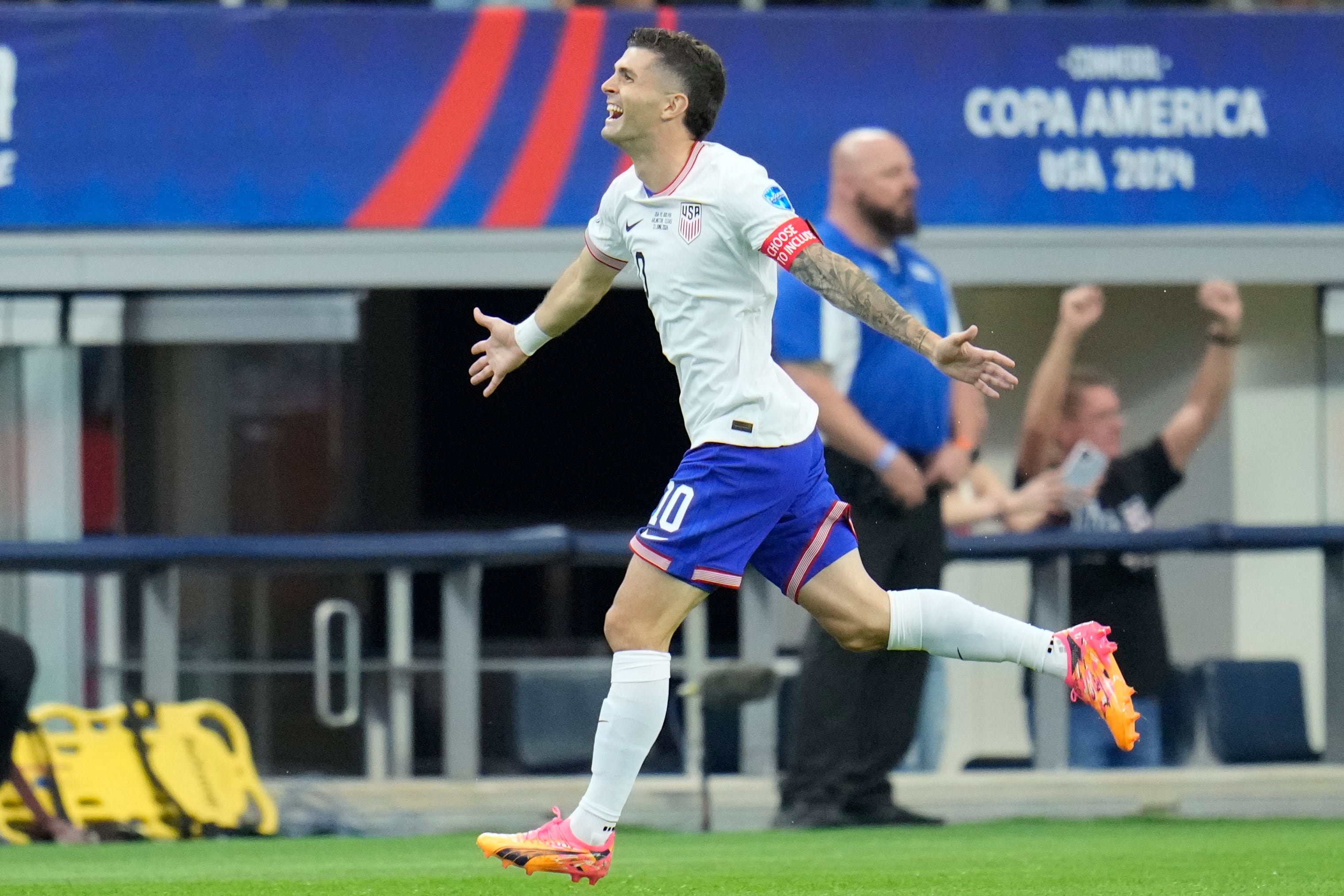 Christian Pulisic celebra tras anotar el primer gol de Estados Unidos en el partido contra Bolivia por el Grupo C de la Copa América, el domingo 23 de junio de 2024. (AP Foto/Julio Cortez)