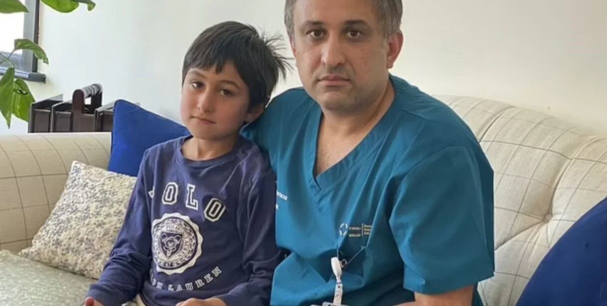 Muhammad Mutaza (41) junto a su pequeño hijo.