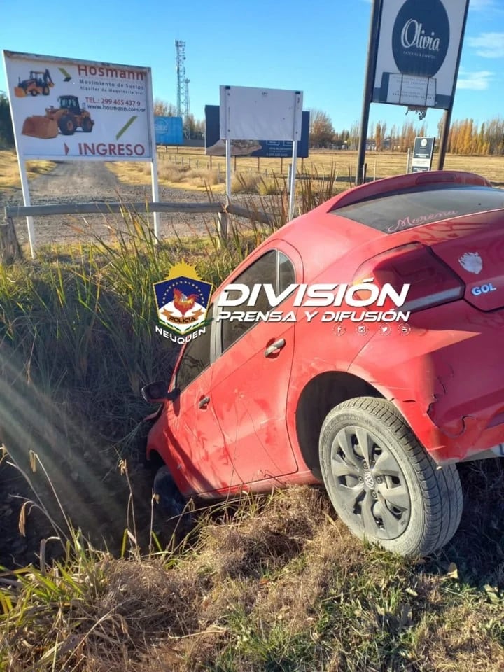 Así quedó el Gol Trend en la zanja (Policía de Neuquén)