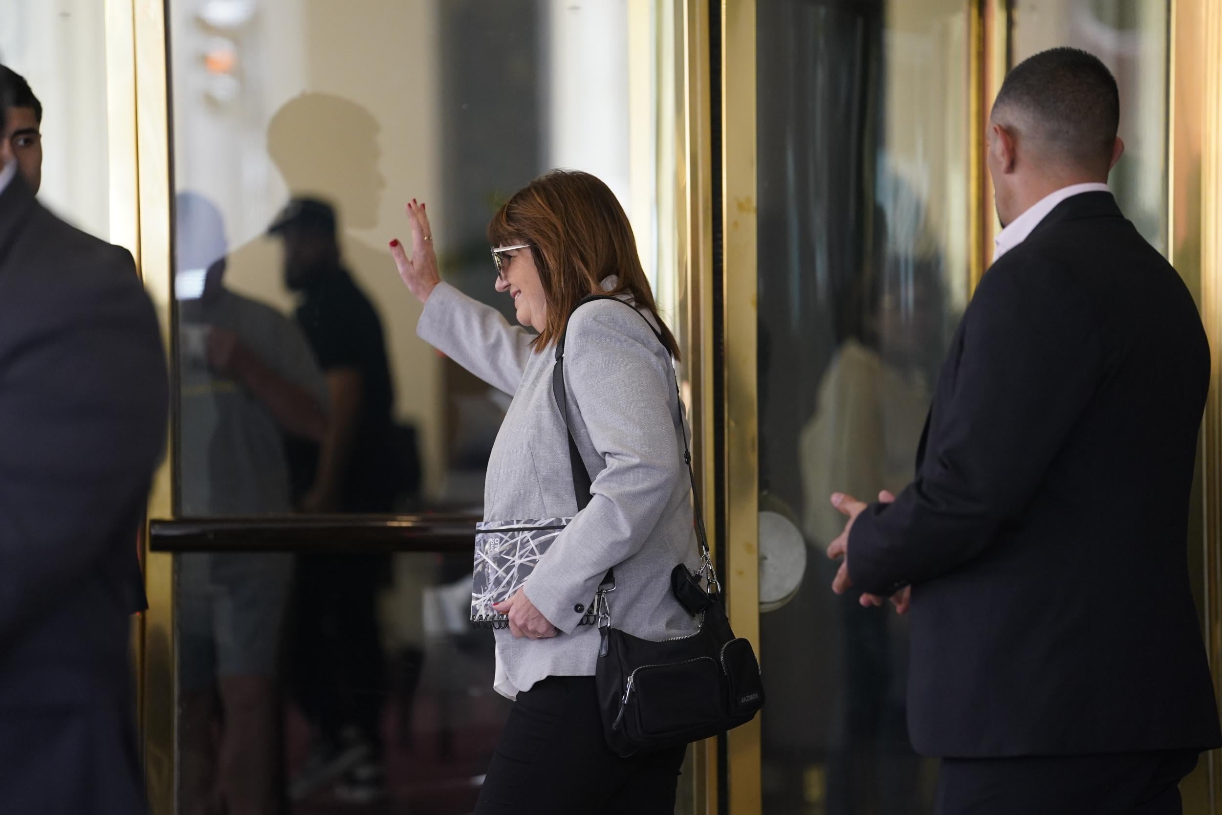 Patricia Bullrich, saliendo del hotel Libertador tras reunirse con Javier Milei (Foto: Clarín)