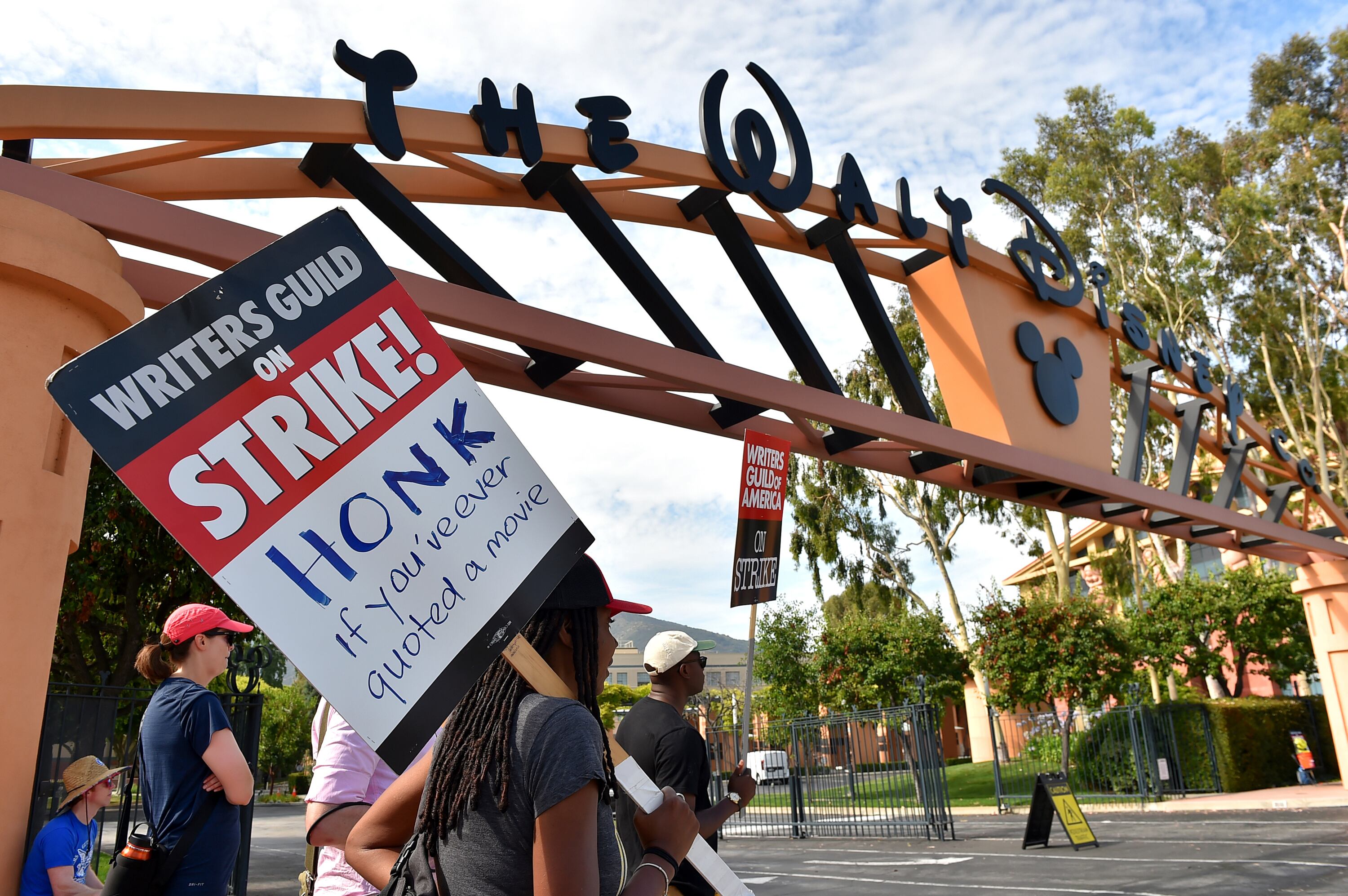 Manifestantes en Burbank, afuera de los estudios de Disney