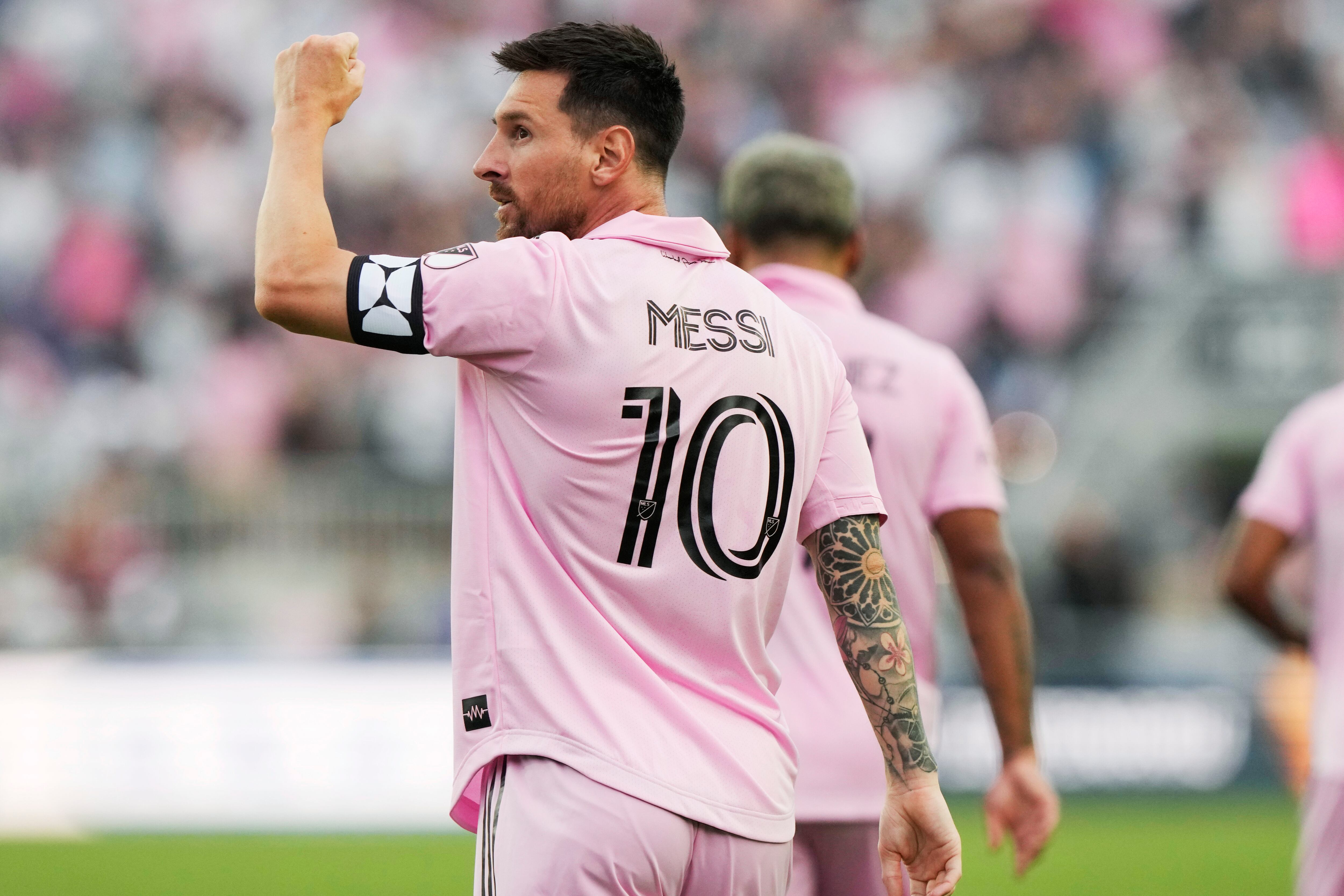 El delantero argentino Lionel Messi festeja tras anotar por el Inter Miami ante el Atlanta United, el martes 25 de julio de 2023, en Fort Lauderdale, Florida (AP Foto/Lynne Sladky)