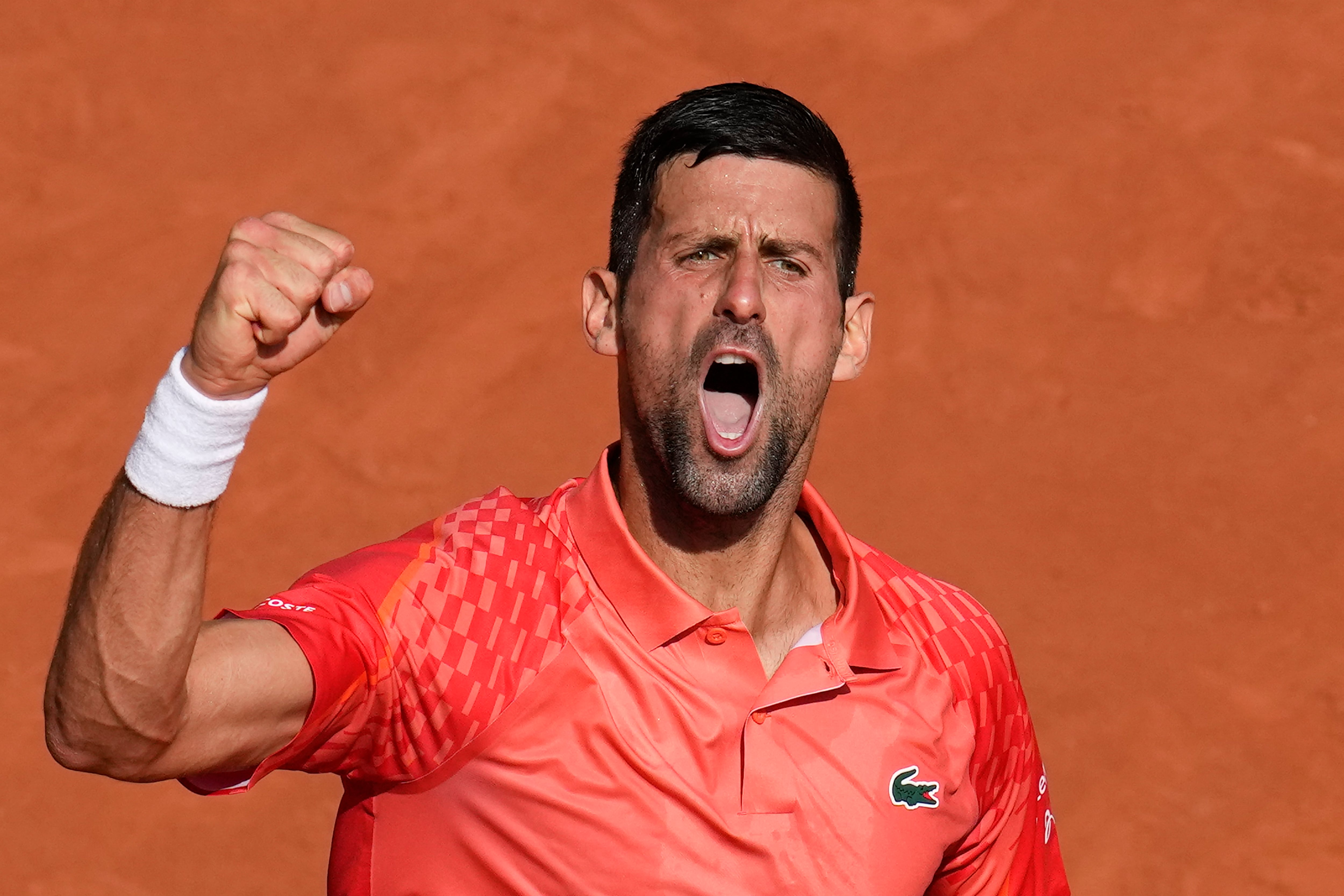 El serbio Novak Djokovic celebra con el puño cerrado después de ganar un punto en contra del español Carlos Alcaraz durante las semifinales del Abierto de Francia. (AP Foto/Christophe Ena)