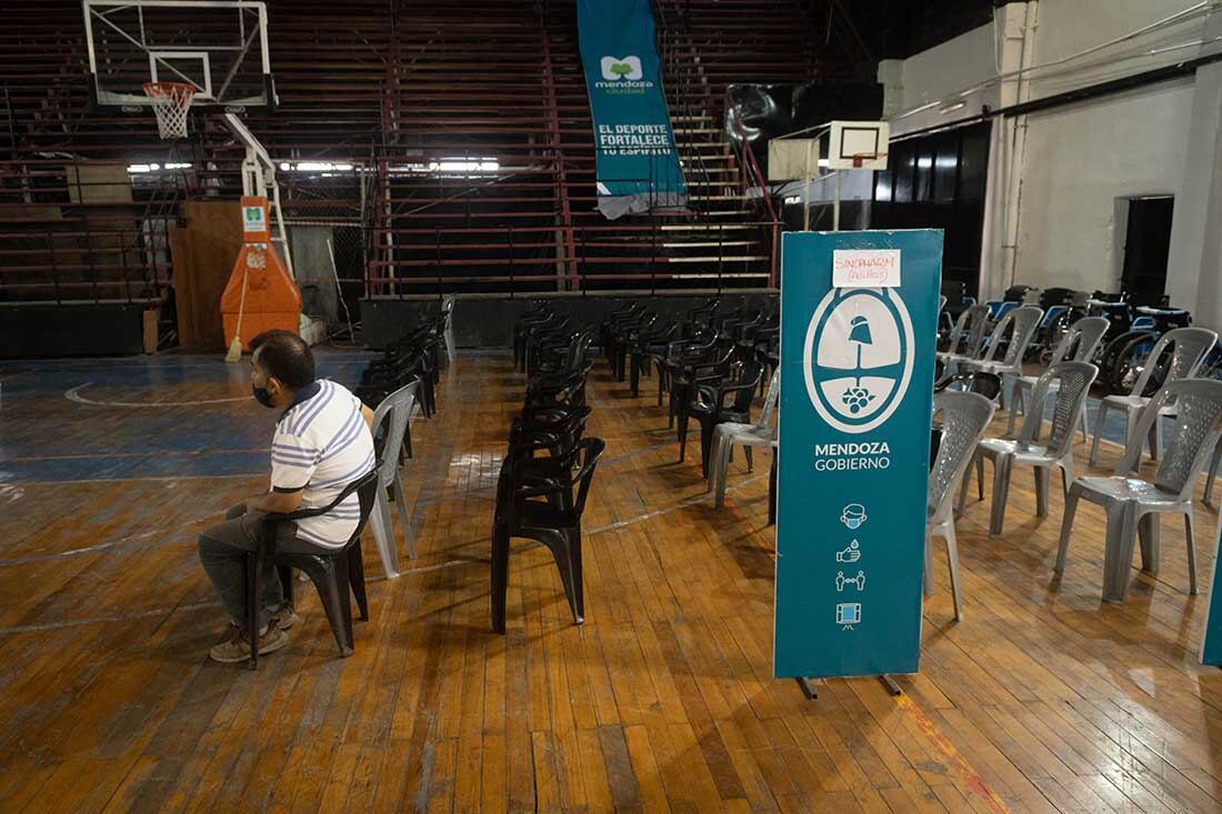 Vacunatorio en la Federacion Mendocina de Box, donde comienza la vacunación espontánea para mayores de 60 años. Foto: Ignacio Blanco