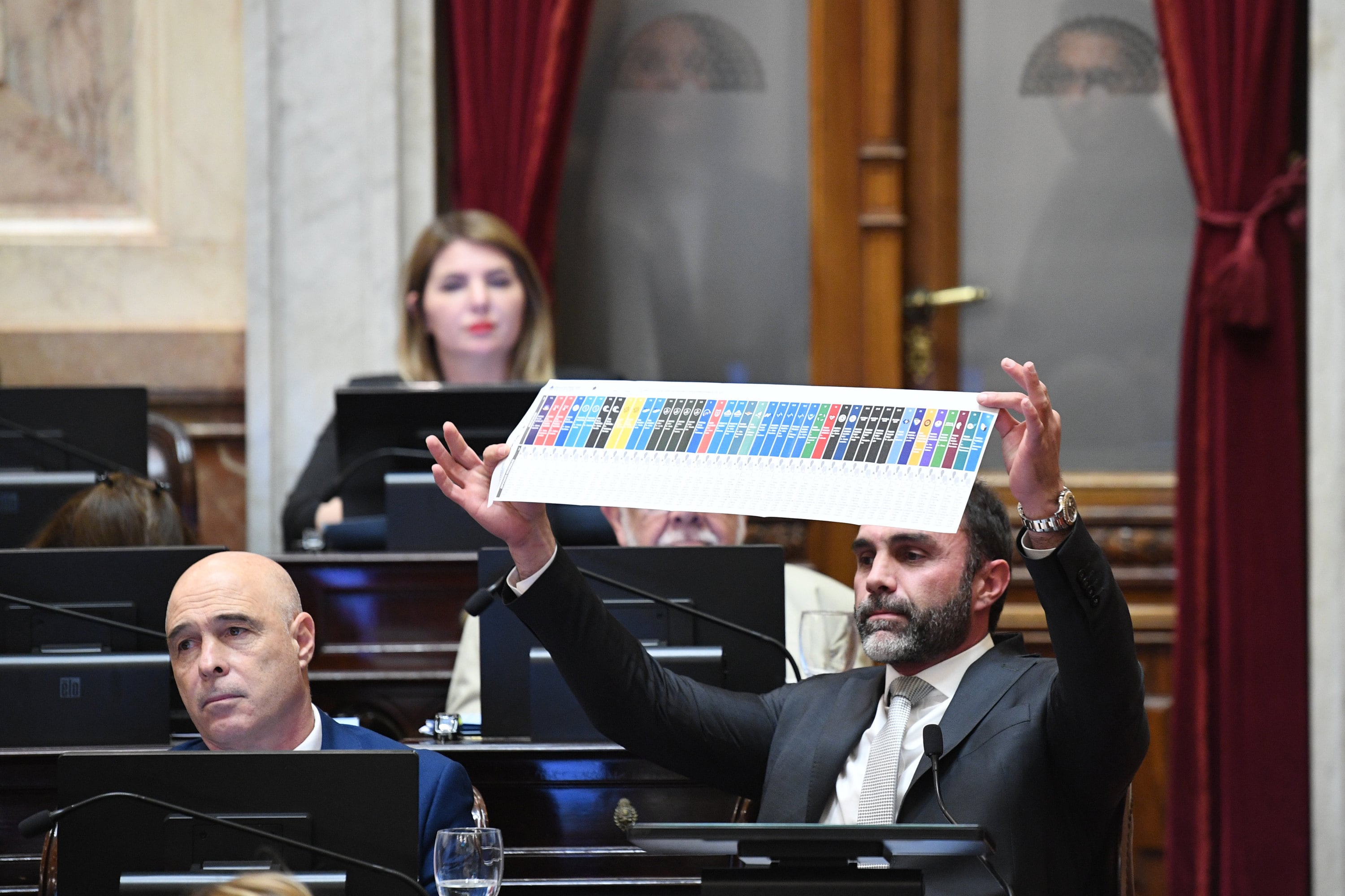 El senador libertario Ezequiel Atauche durante la sesión en la que se aprobó en general el uso de Boleta Única.