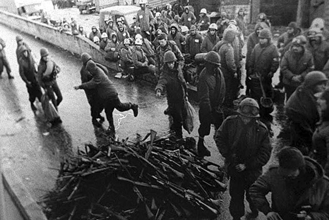 Entrega de armas de soldados argentinos
tras la rendición del 14 de junio. (DyN)