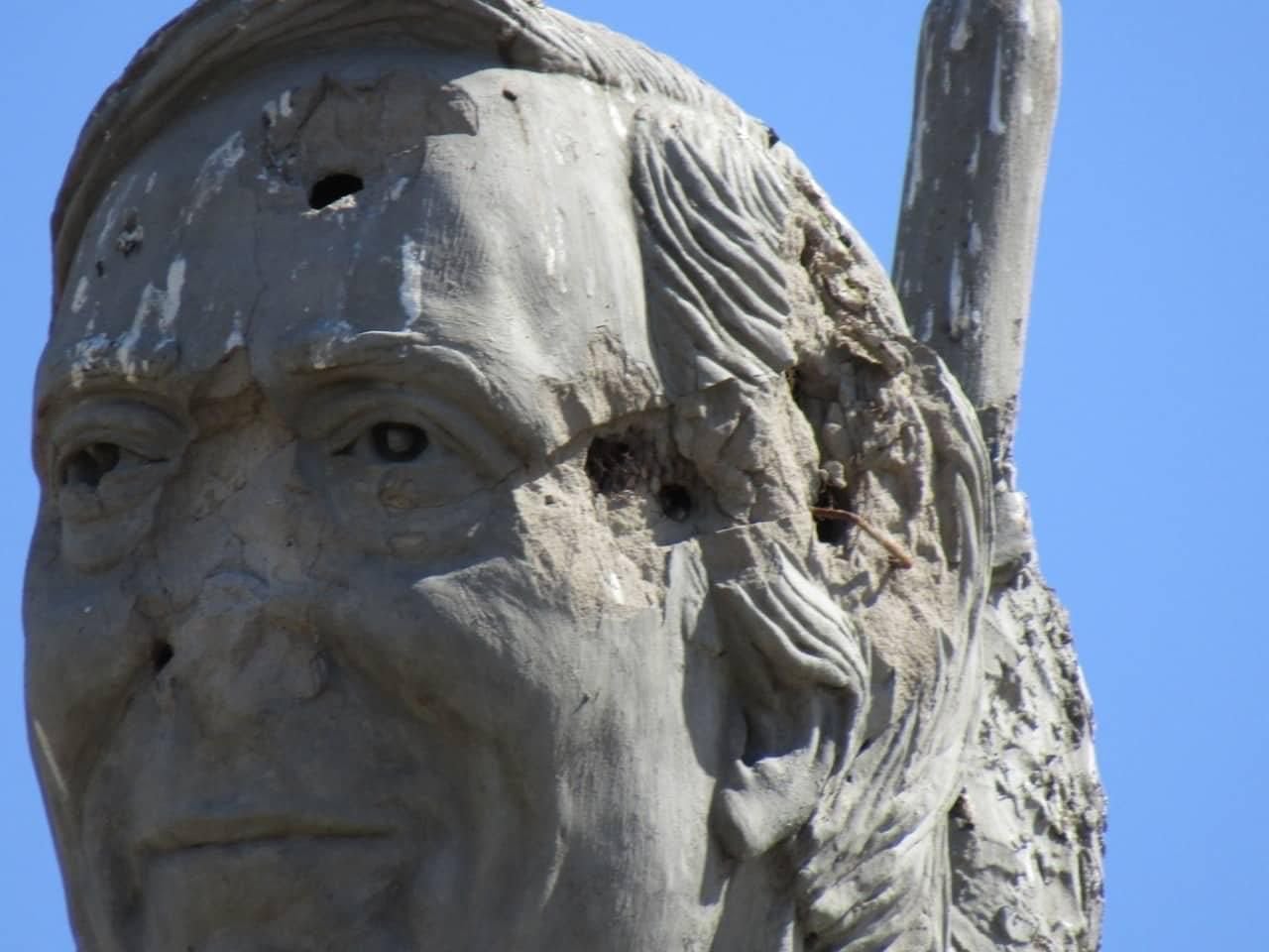 Atacaron una estatua de Néstor Kirchner en Buenos Aires.