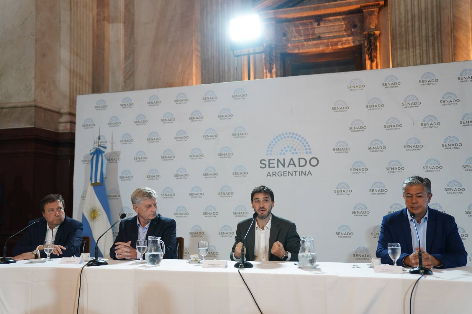 El mandatario de Chubut, Ignacio Torres, habló durante la conferencia de prensa de gobernadores del sur en el Senado de la Nación. Foto: Federico Lopez Claro