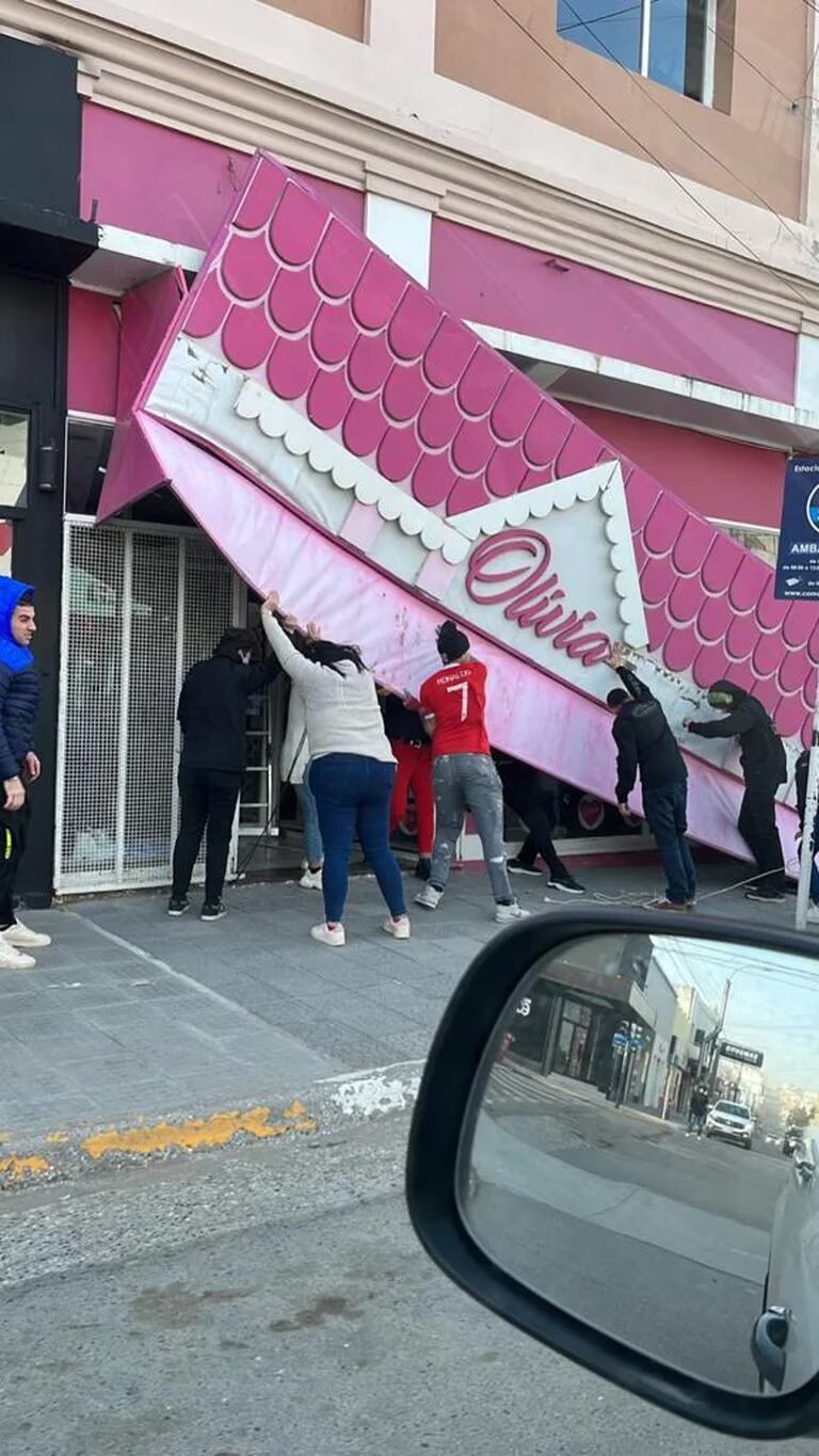 Una enorme tormenta destrozó localidades de Chubut y las autoridades electorales analizan si llevar a cabo las elecciones del domingo.