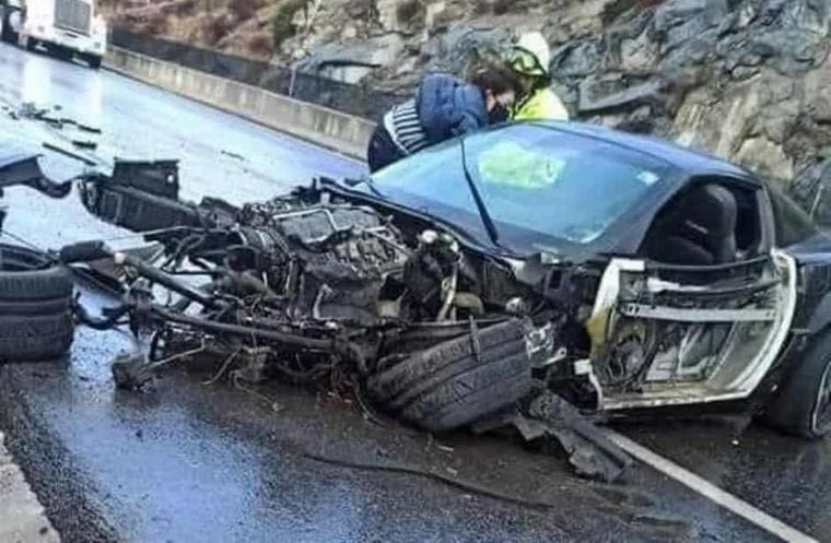 Así quedó el auto del conductor que murió tras chocar cuando se filmaba para Facebook.