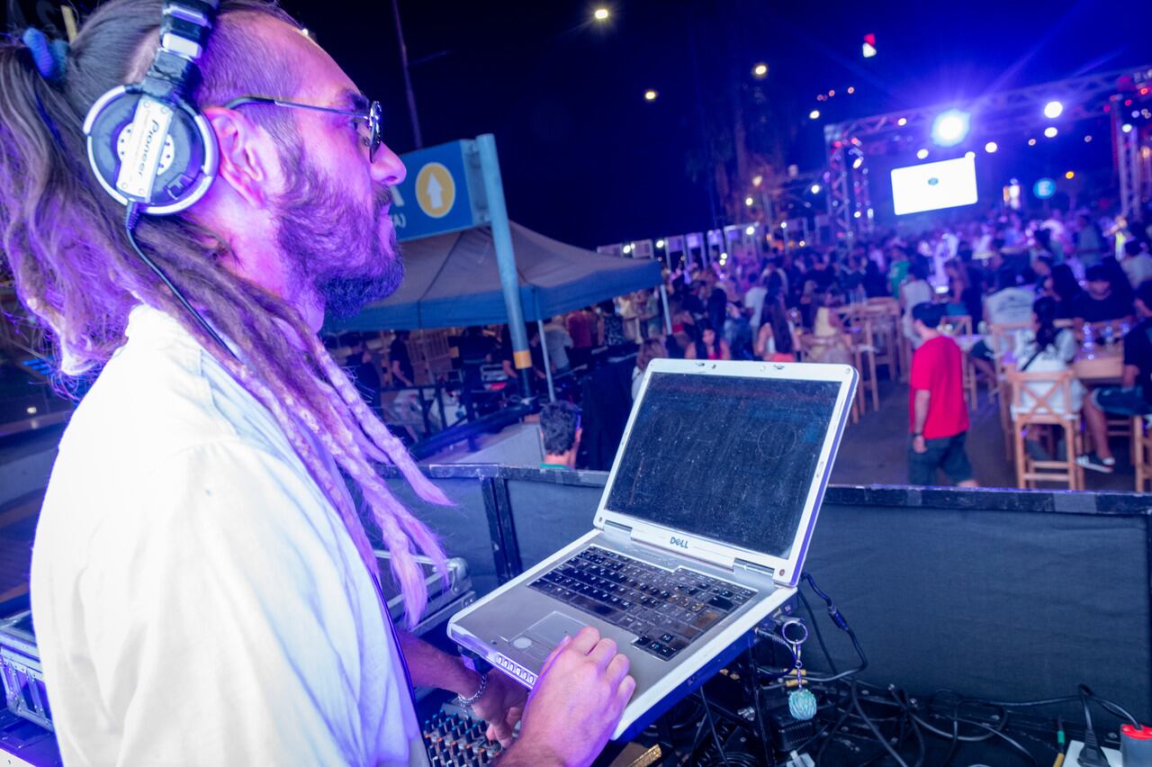 La jornada estuvo marcada al ritmo de la música del DJ Simón Pendola, en el corazón del Boulevard Pérez Cuesta.
Foto: Ignacio Blanco / Los Andes 