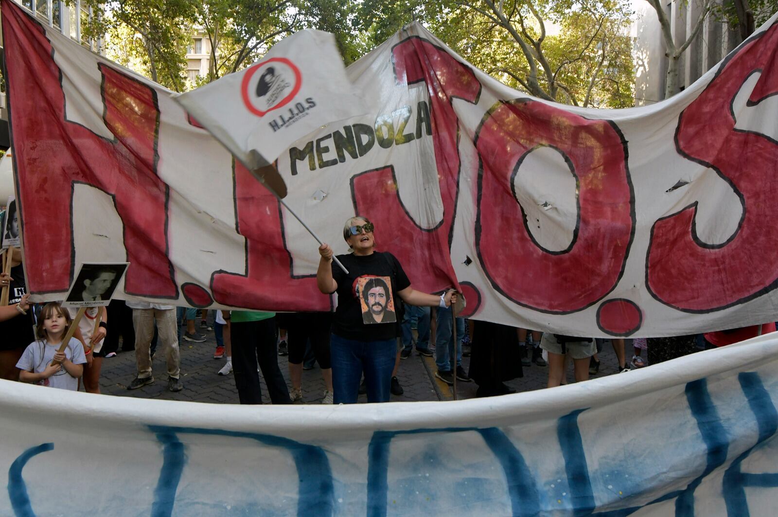 Multitudinaria marcha por el 24M en las calles mendocinas / Orlando Pelichotti.