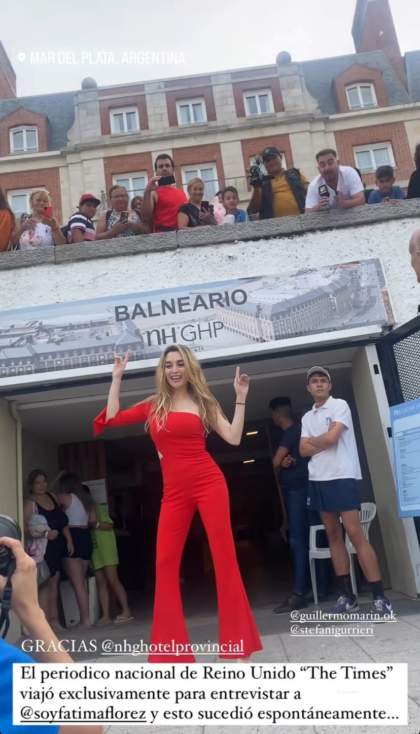 Fátima Florez jugó al fútbol con tacos en la playa.