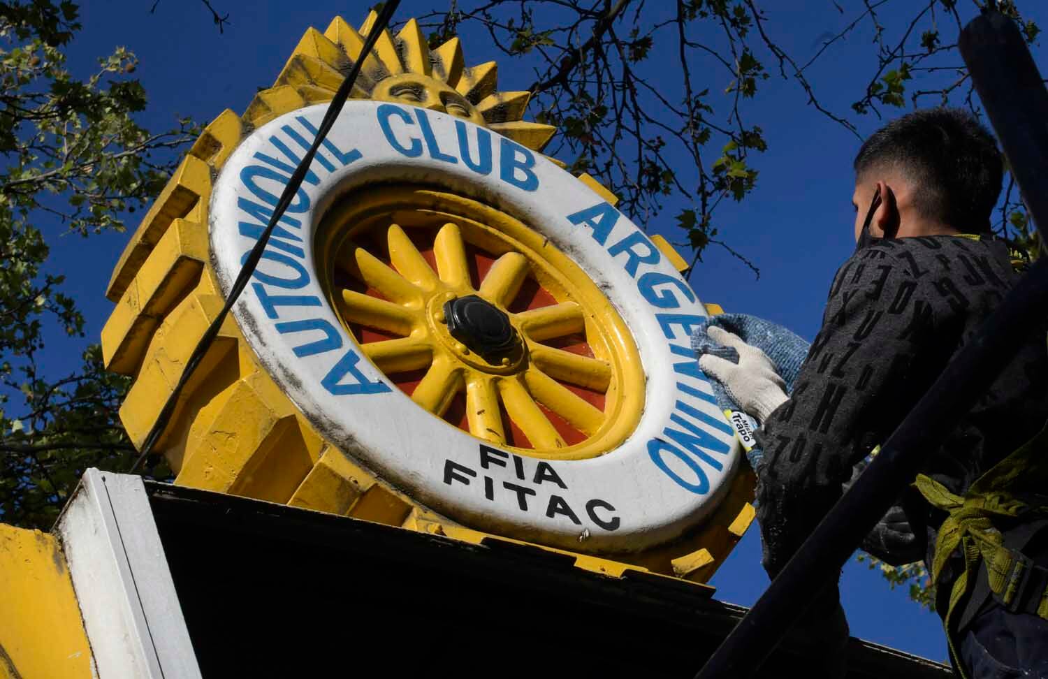 Continúan las tareas de puesta en valor del antiguo cartel histórico del ACA en avenida San Martín y calle Amigorena de ciudad. Foto: Orlando Pelichotti / Los Andes