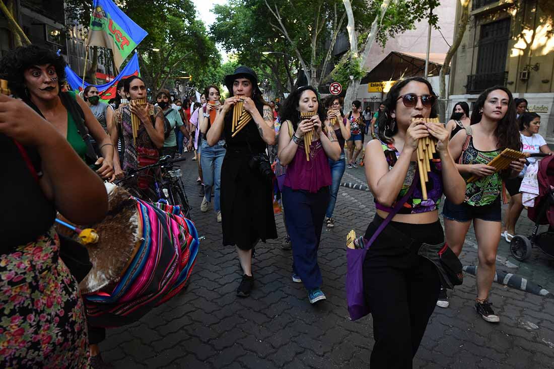 Marcha por el día internacional de la eliminación de la violencia contra la mujer en el Kilómetro 0 de Mendoza. Foto Mariana Villa