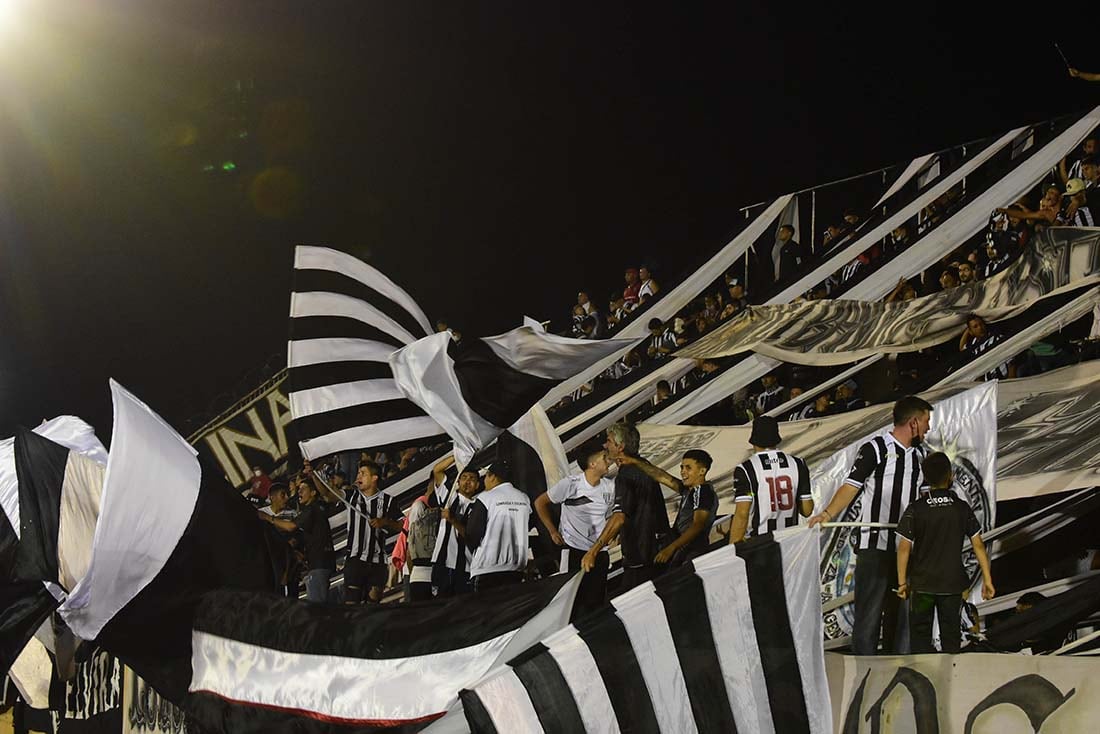 El color de la hinchada de Gimnasia, durante el partido del equipo mensana y Belgrano.
Mariana Villa