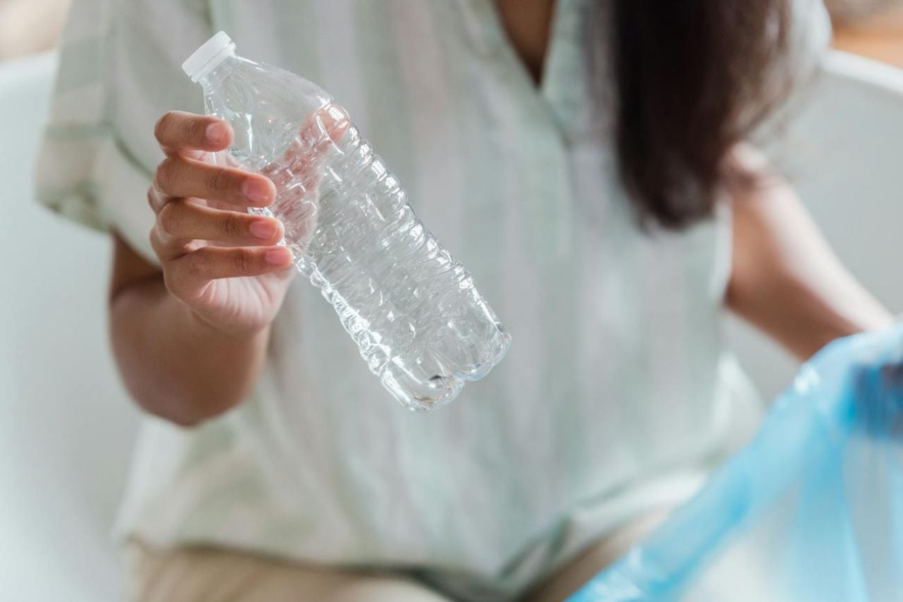 Rellenar botellas de plástico descartable para beber agua es peligroso.