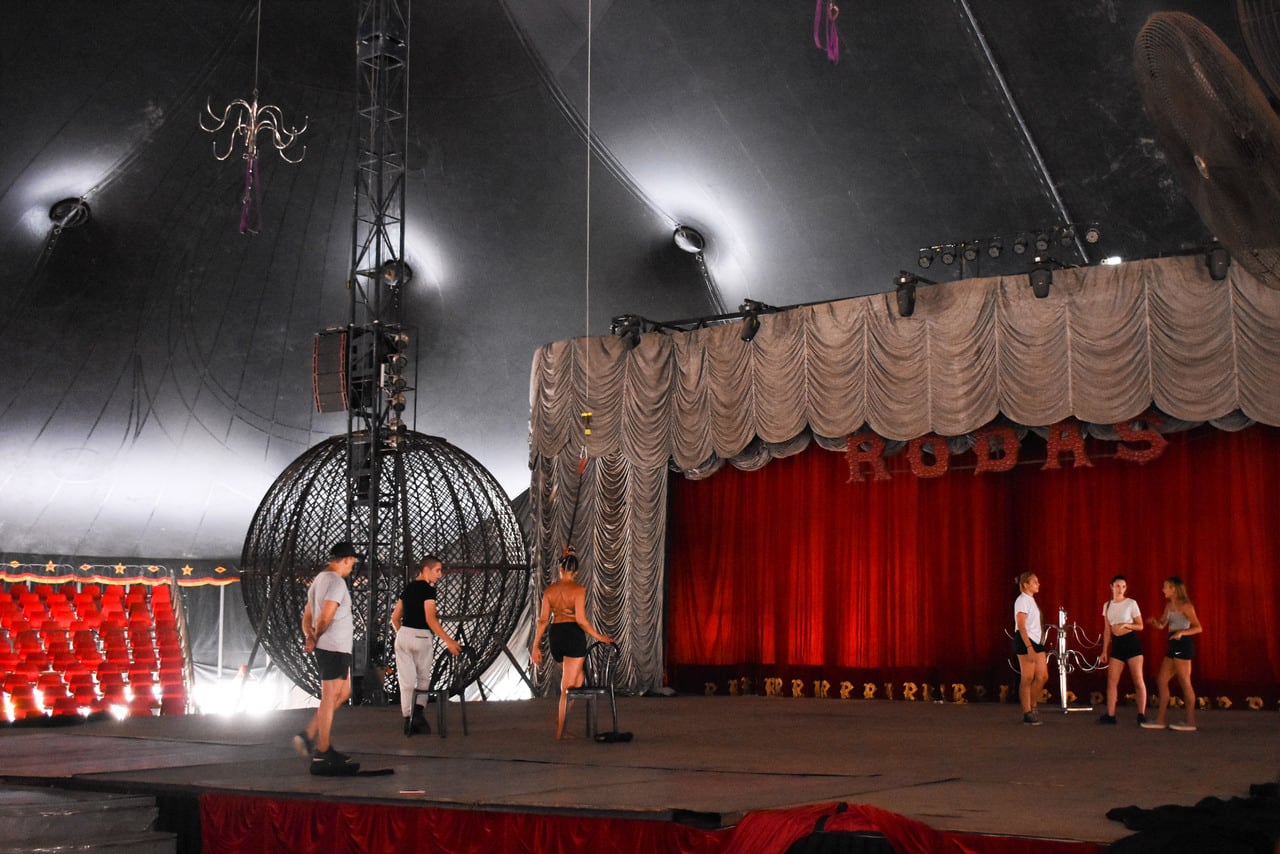 El trabajo en el circo no es cosa así nomás, todos los artistas realizan de manera disciplinada la rutina de los ensayos para brindar un espectáculo excelente como el que se puede apreciar en cada función.

Foto: Mariana Villa/ Los Andes