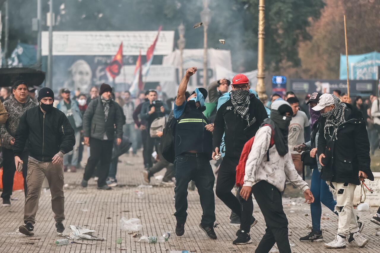 Manifestantes y policías protagonizan un choque este miércoles a las puertas del Senado de Argentina mientras la cámara legislativa debate la ley de Bases, el proyecto estrella del Gobierno de Javier Milei. Foto: EFE/ Juan Ignacio Roncoroni