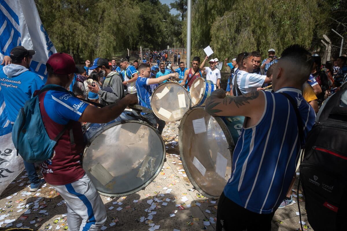 Los hinchas volvieron a la cancha y ya se palpita la alegría, las banderas y los cánticos en el Malvinas.
Pasado el medio día el Mundialista volvió a abrir las puertas para ser poblado en su 50% de aficionados tombinos, para poder alentar a Godoy Cruz en su partido frente a Newell’s.