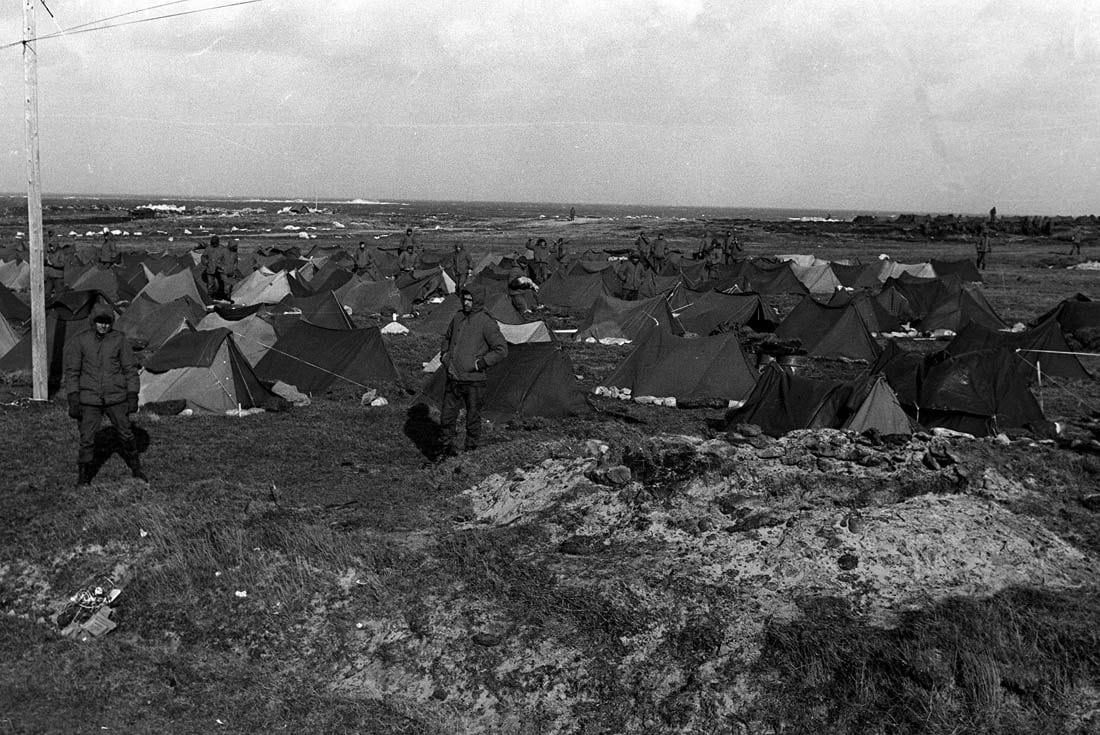 Carpas donde dormían los soldados en las duras tierras malvineneses. (Télam)